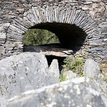 Allée couverte de Coët Correc à Mûr-de-Bretagne