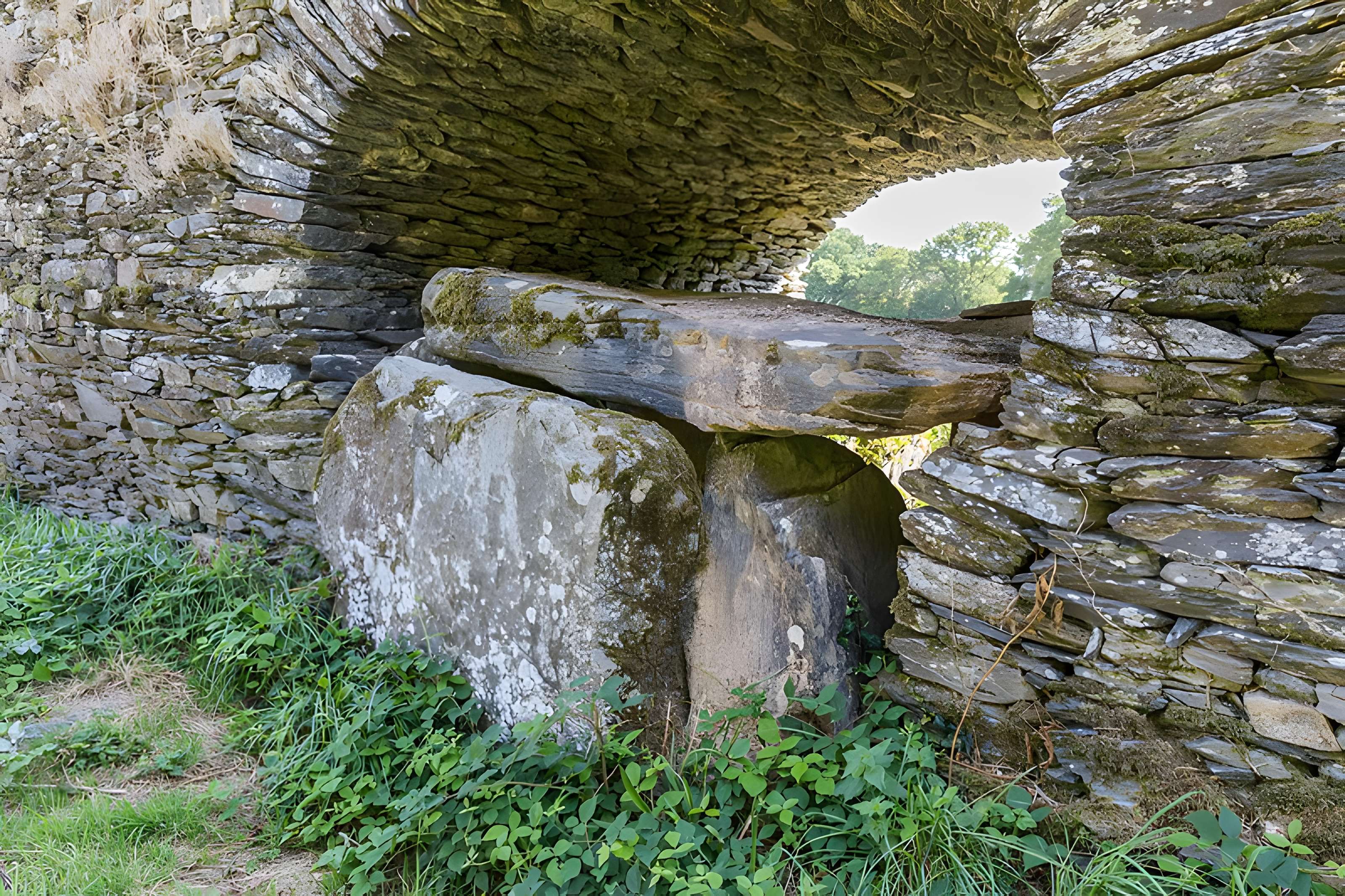Allée couverte de Coët Correc à Mûr-de-Bretagne