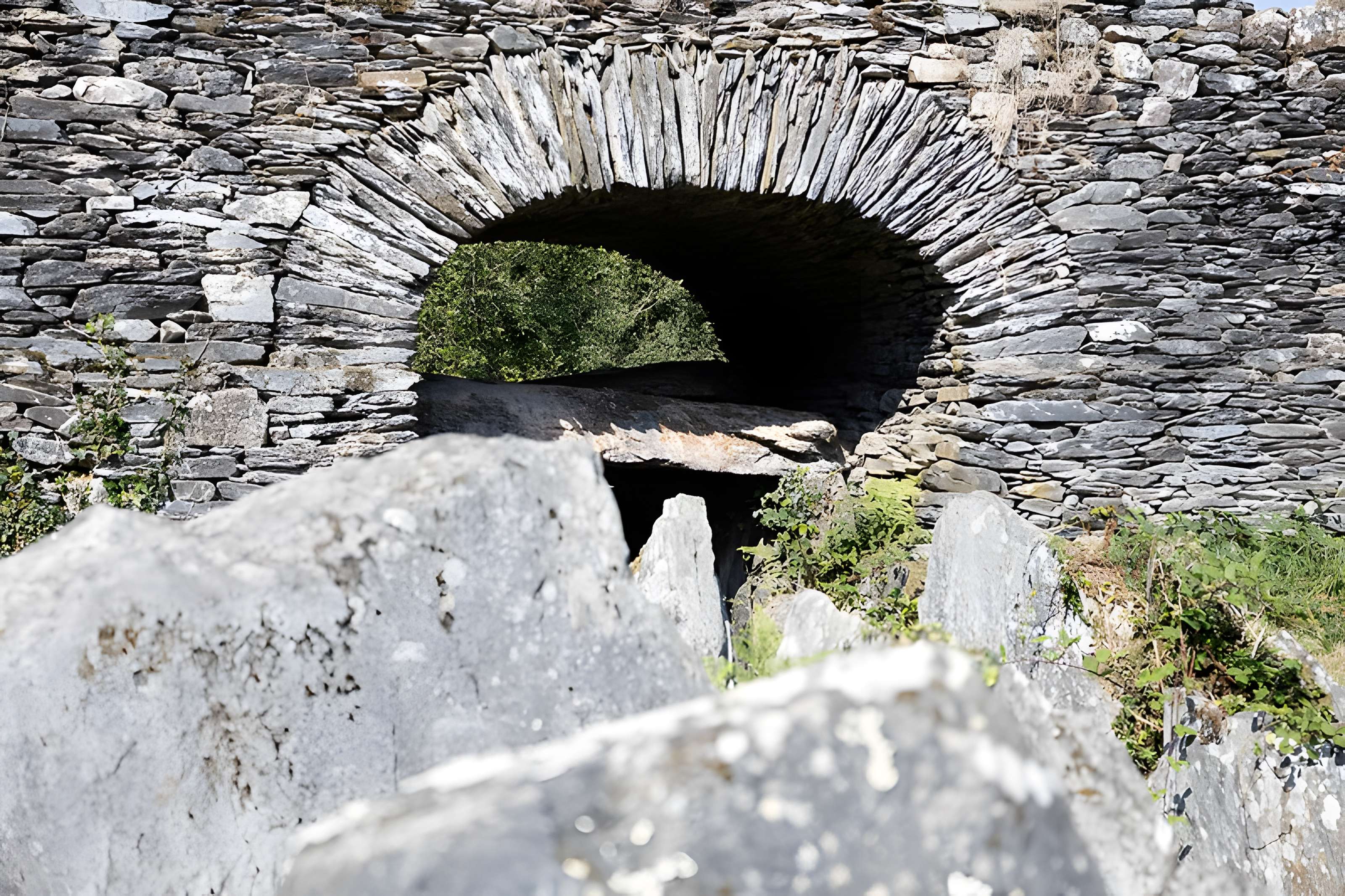 Allée couverte de Coët Correc à Mûr-de-Bretagne