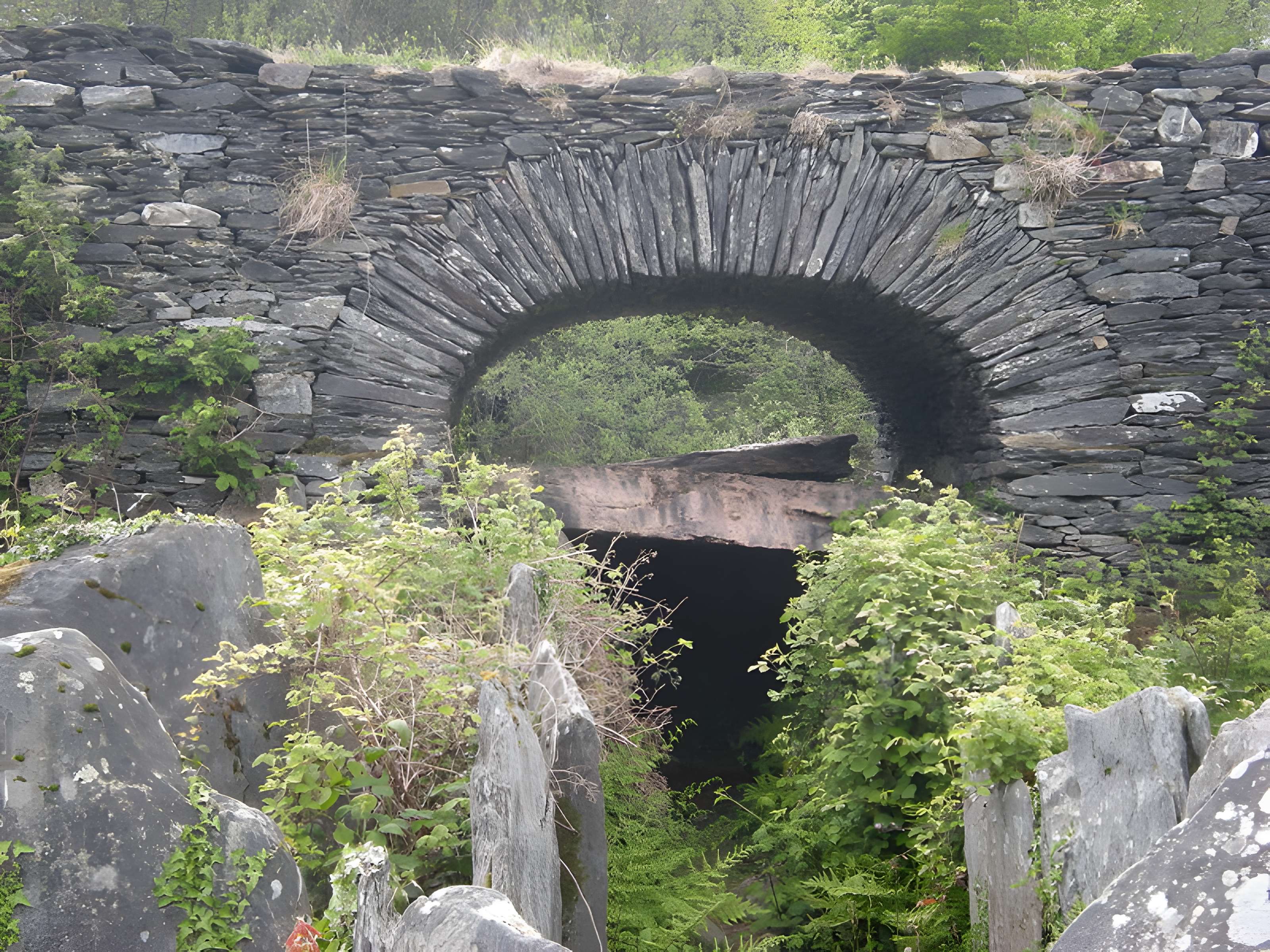 Allée couverte de Coët Correc à Mûr-de-Bretagne