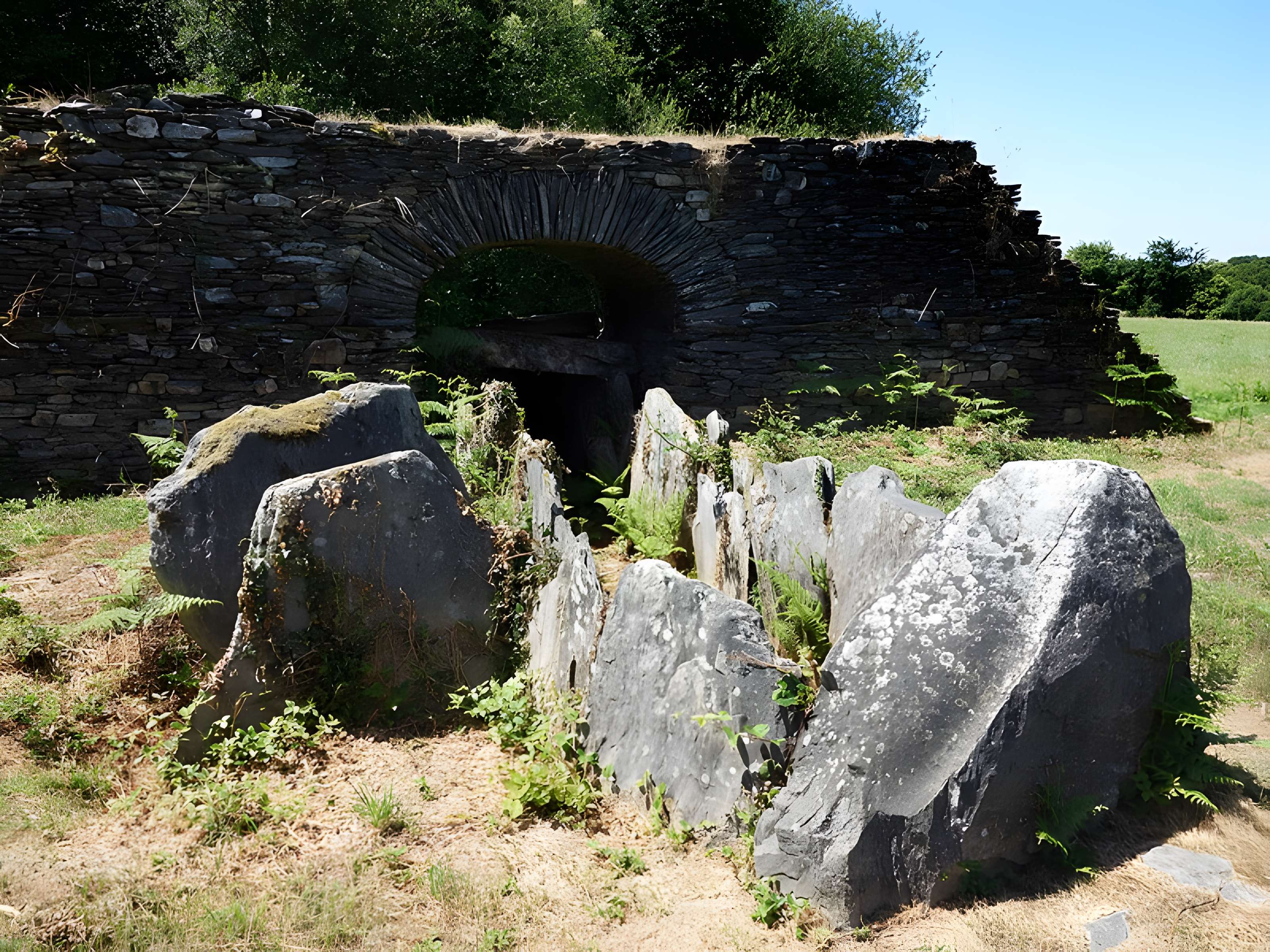 Allée couverte de Coët Correc à Mûr-de-Bretagne