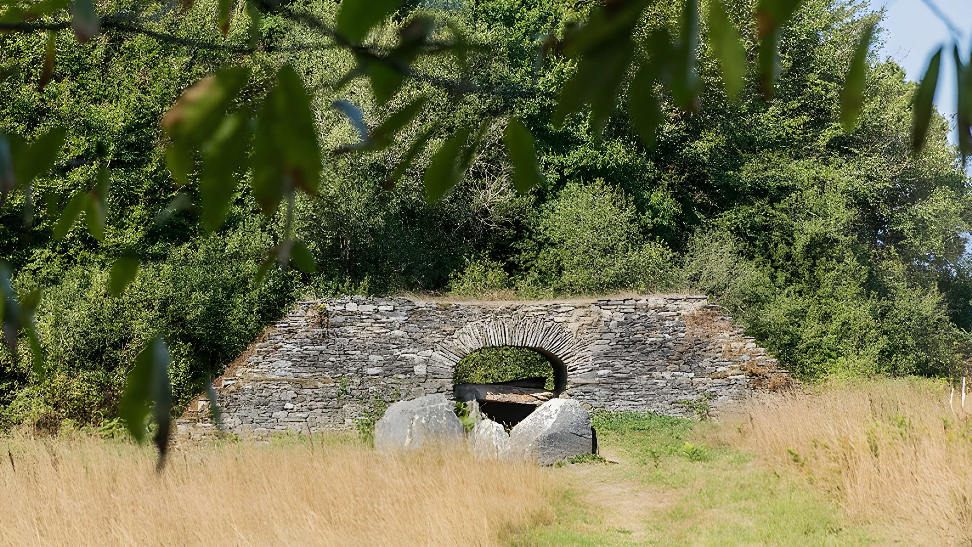 Allée couverte de Coët Correc à Mûr-de-Bretagne