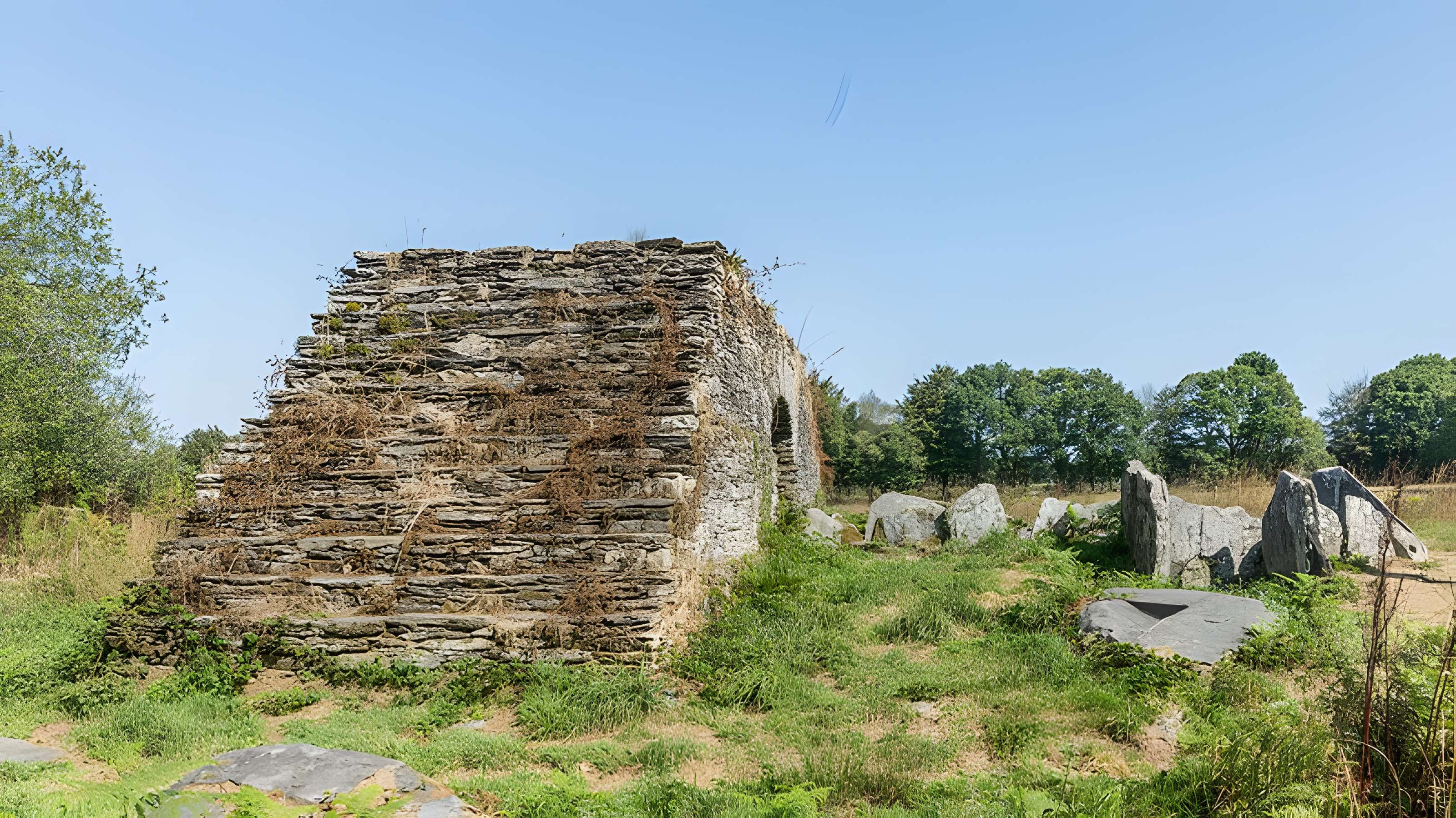 Allée couverte de Coët Correc à Mûr-de-Bretagne