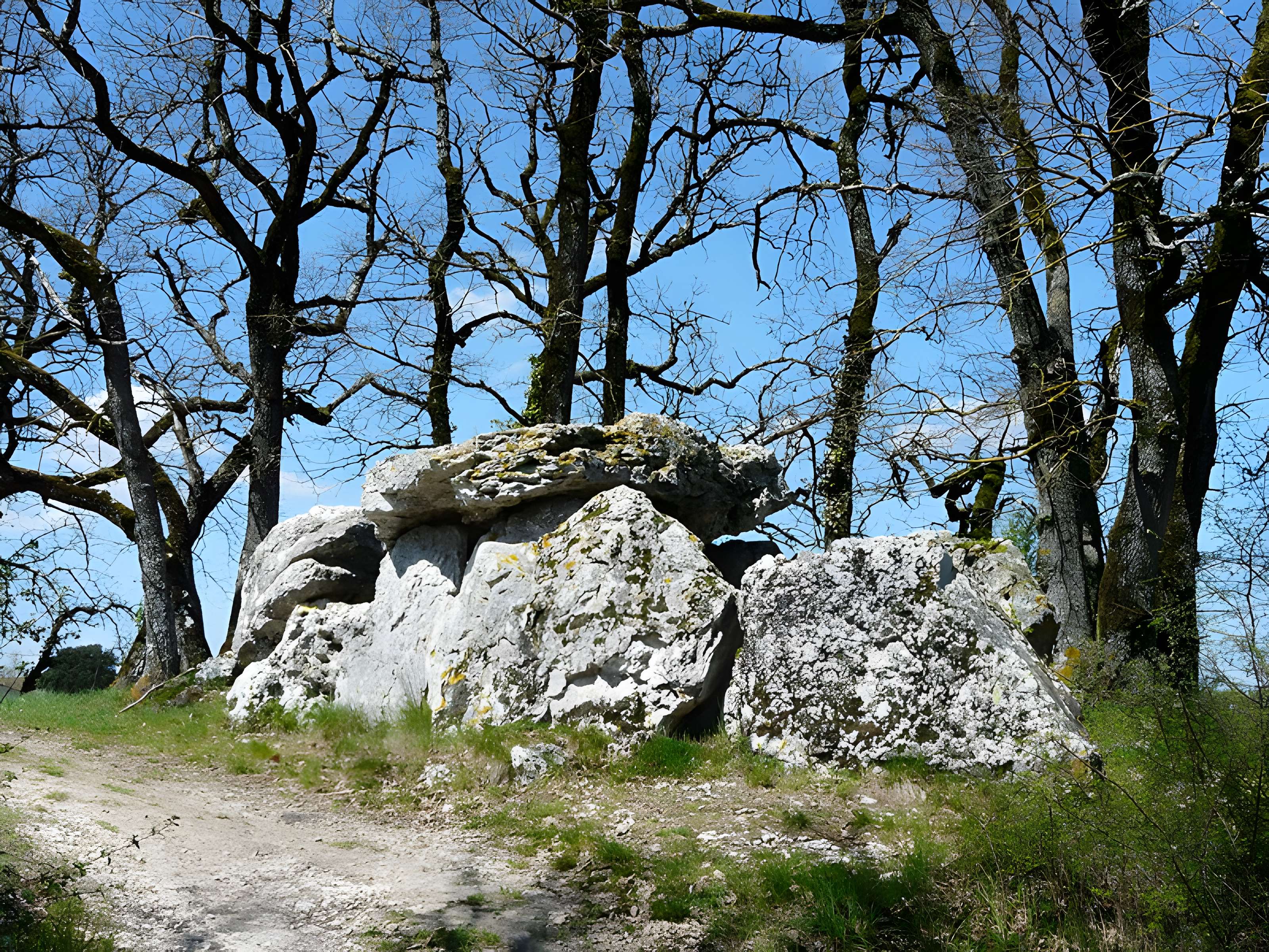 Allée couverte du Blanc de Nojals-et-Clotte