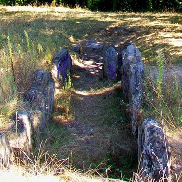 Allée couverte du cimetière aux Anglais à Vauréal