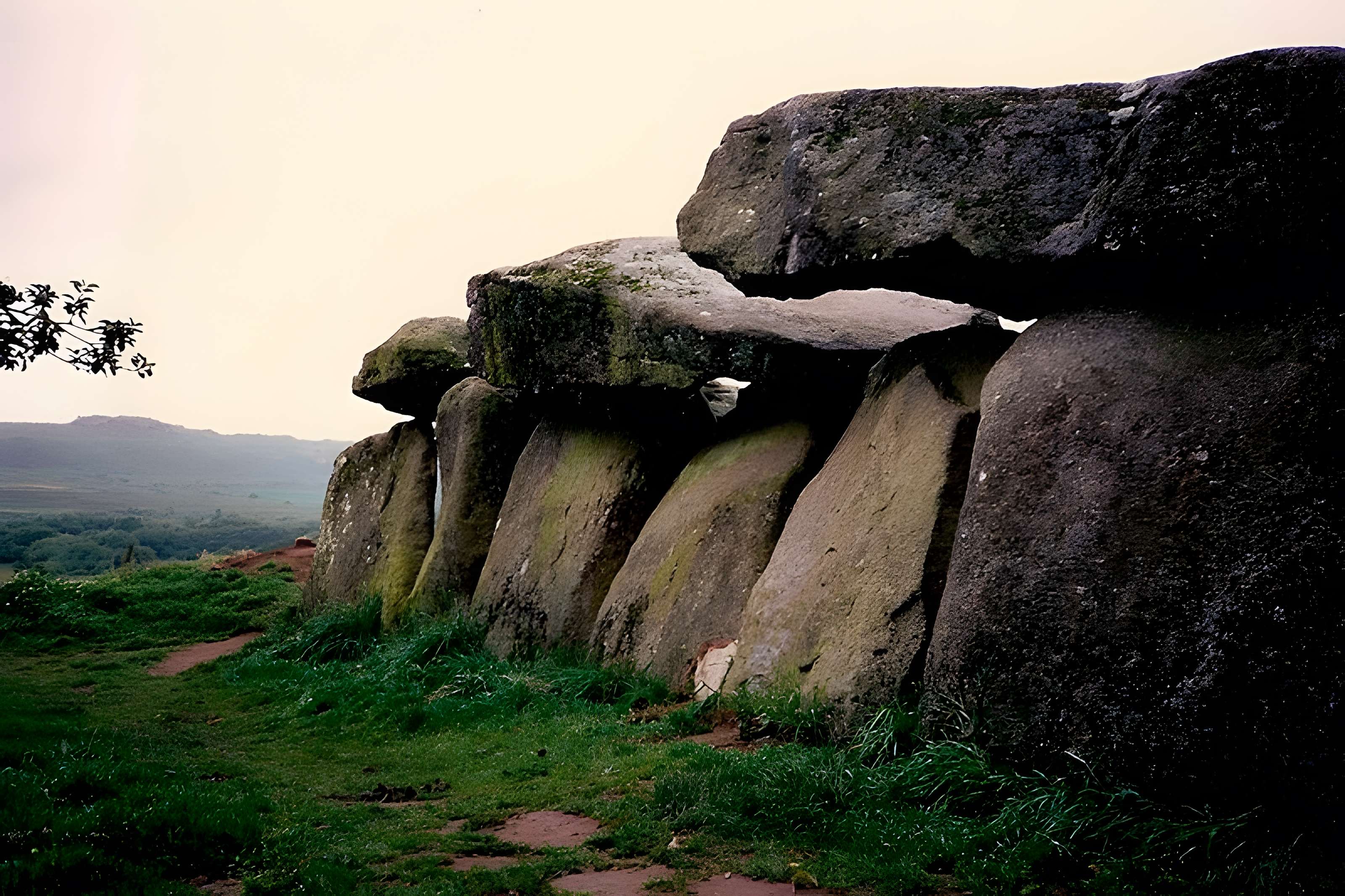 Allée couverte du Mougau-Bihan à Commana