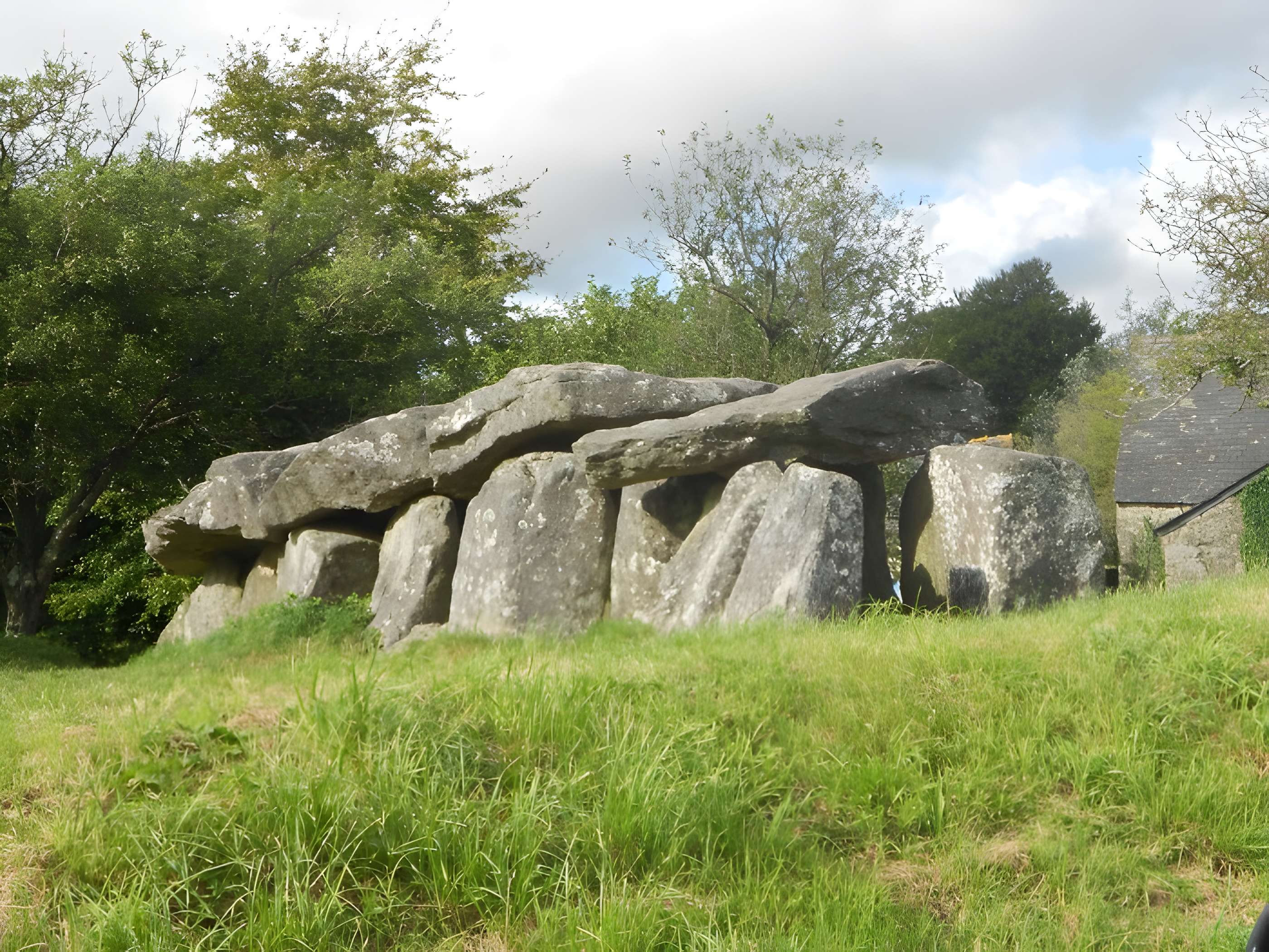 Allée couverte du Mougau-Bihan à Commana