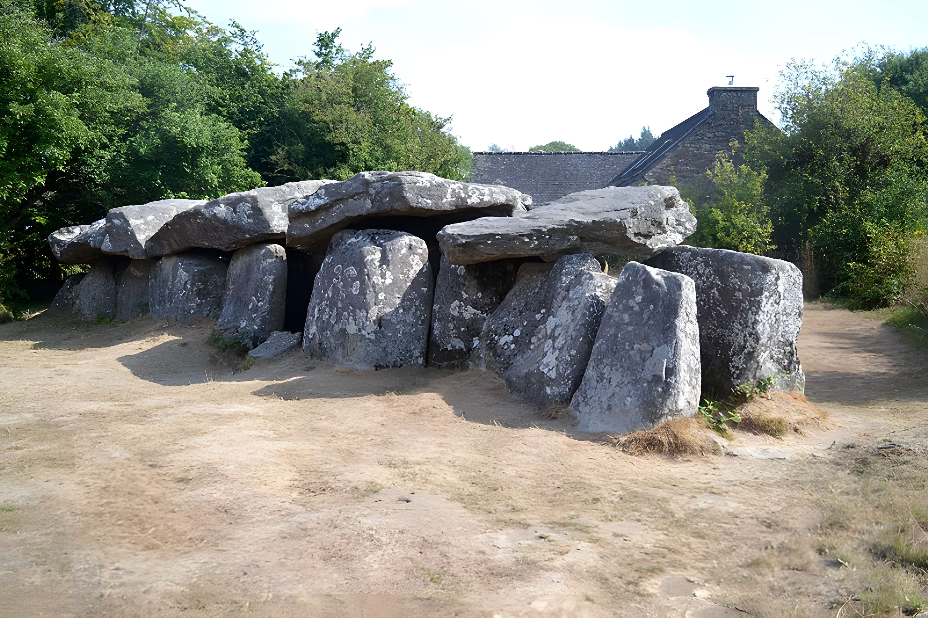 Allée couverte du Mougau-Bihan à Commana