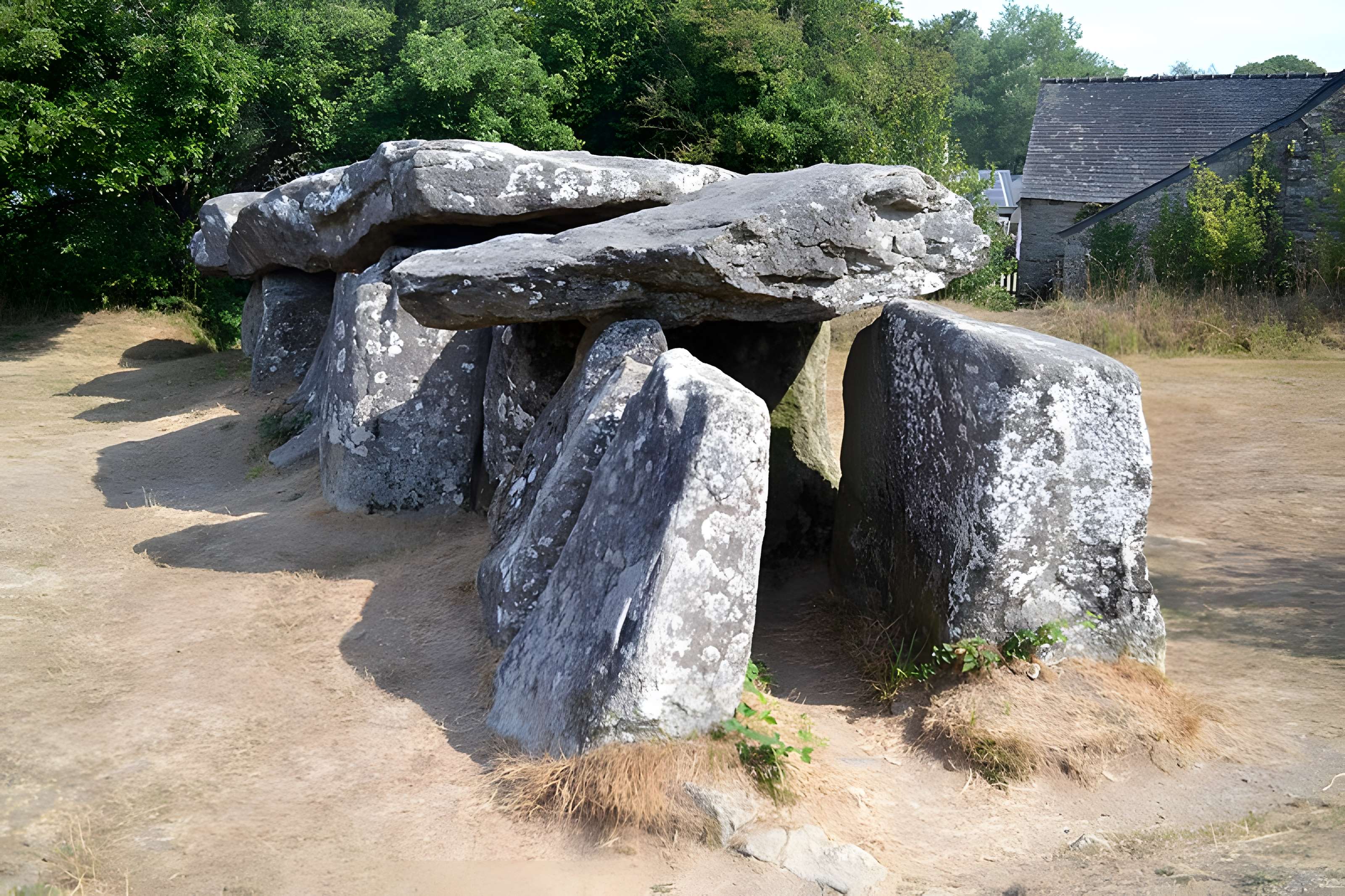 Allée couverte du Mougau-Bihan à Commana