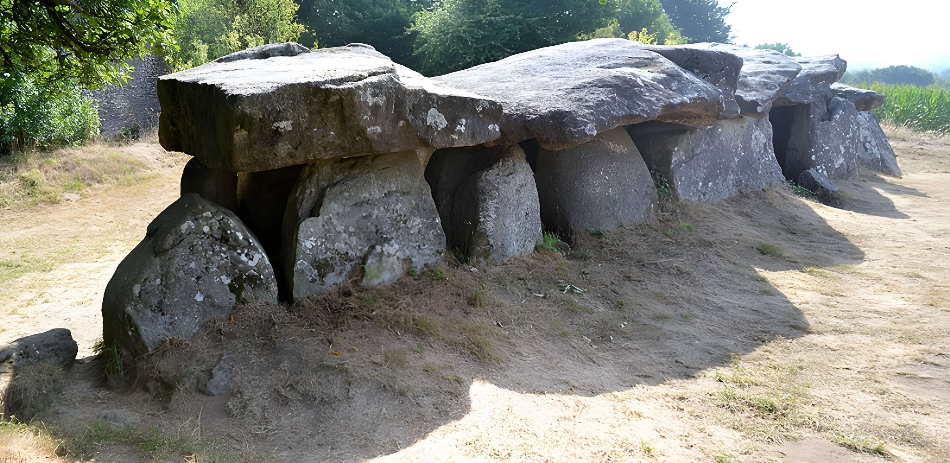 Allée couverte du Mougau-Bihan à Commana