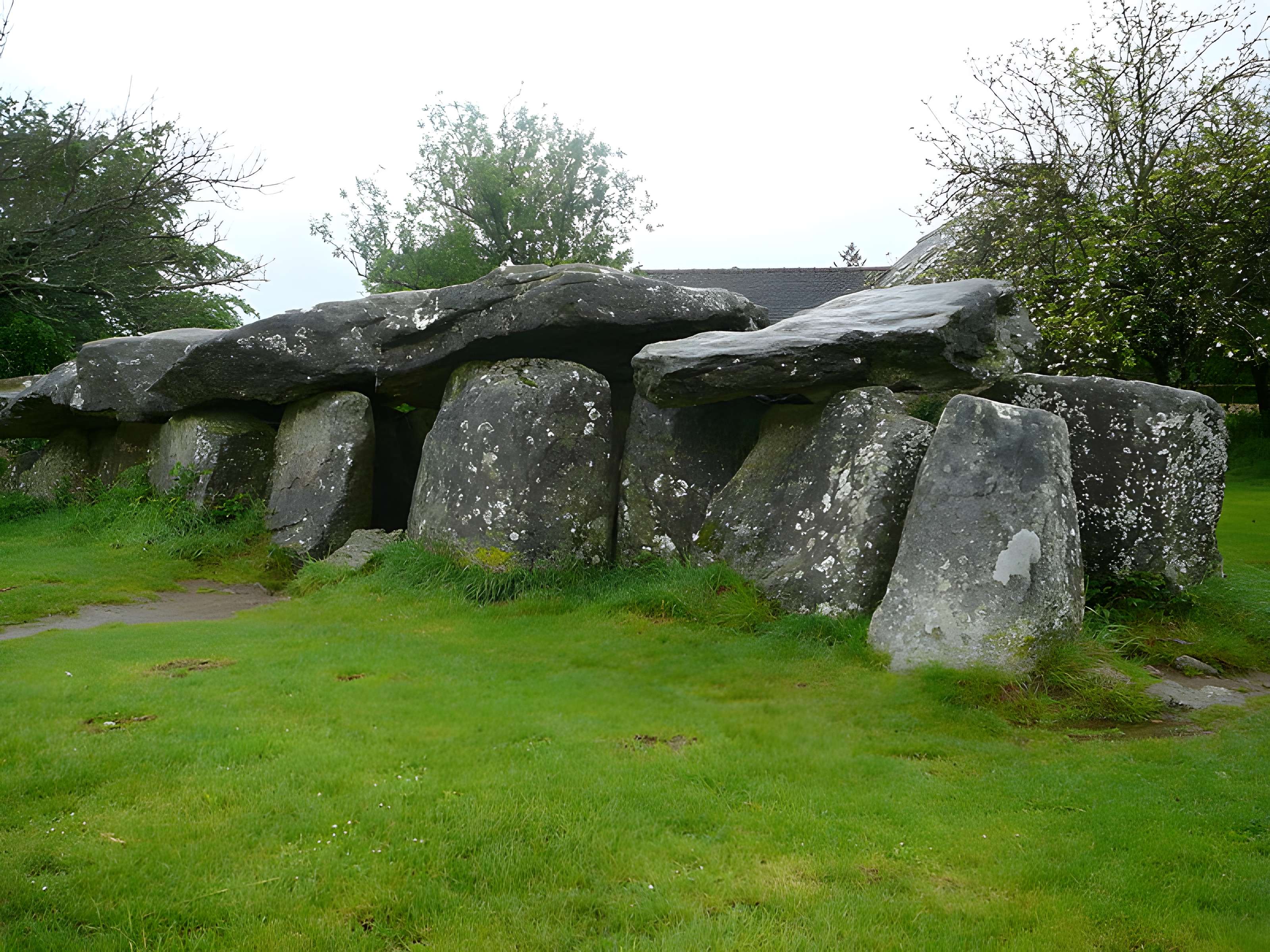 Allée couverte du Mougau-Bihan à Commana