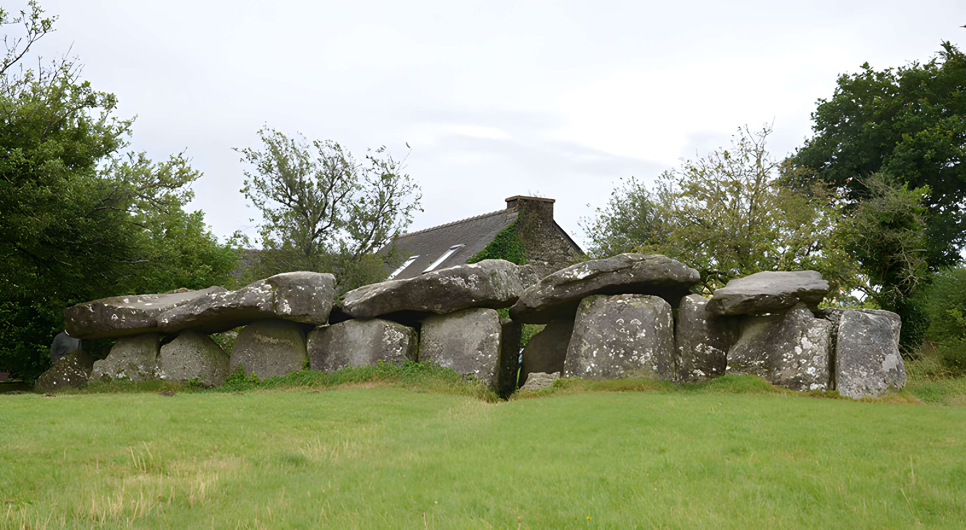 Allée couverte du Mougau-Bihan à Commana