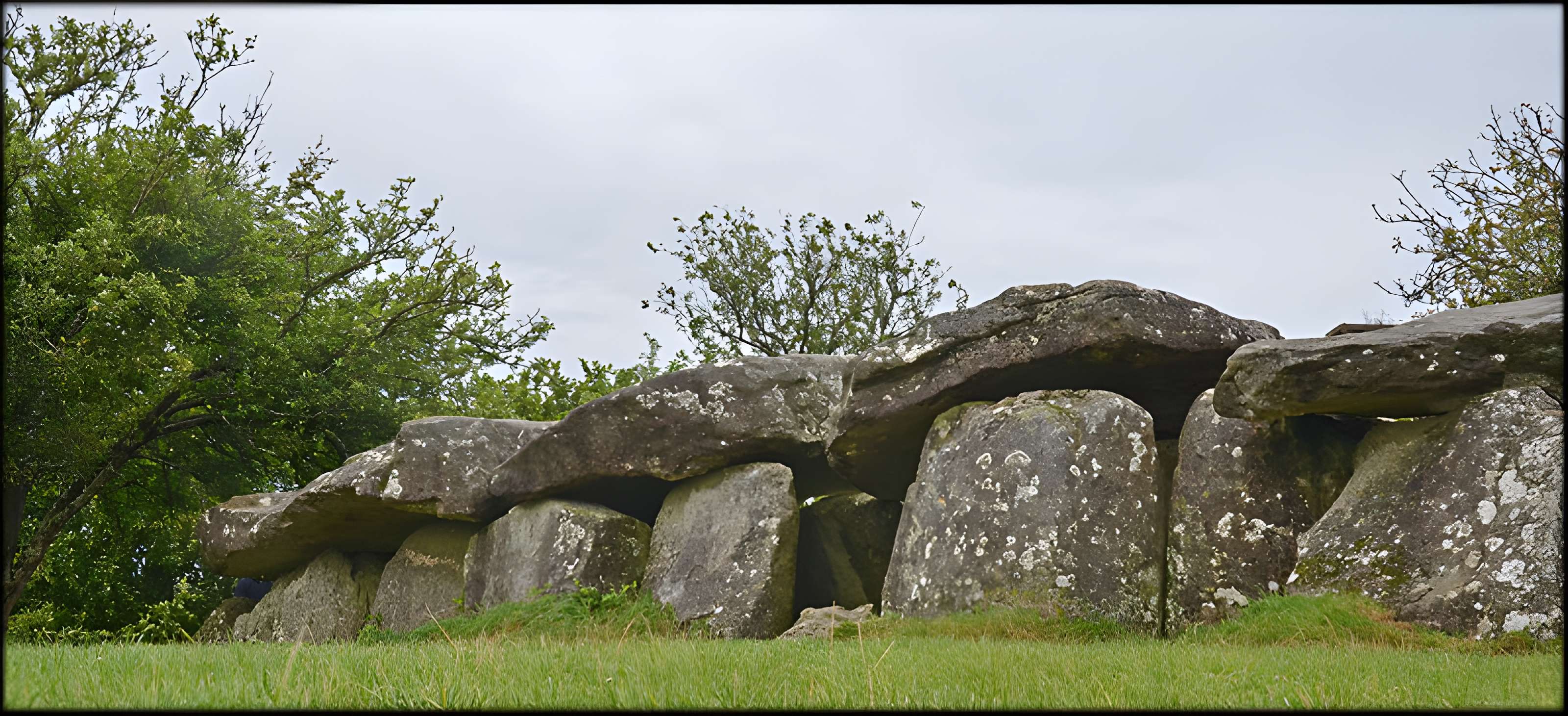 Allée couverte du Mougau-Bihan à Commana