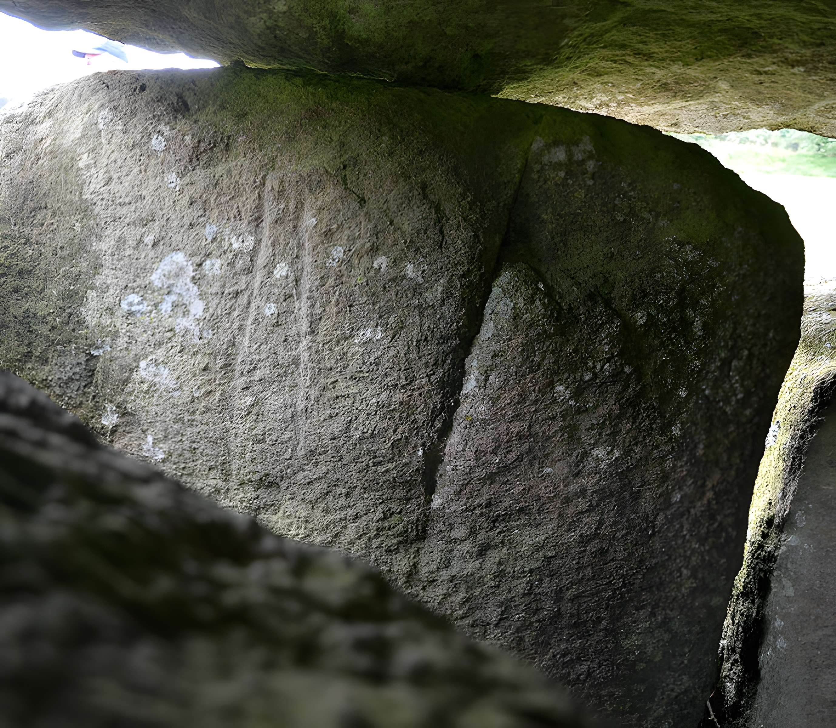 Allée couverte du Mougau-Bihan à Commana