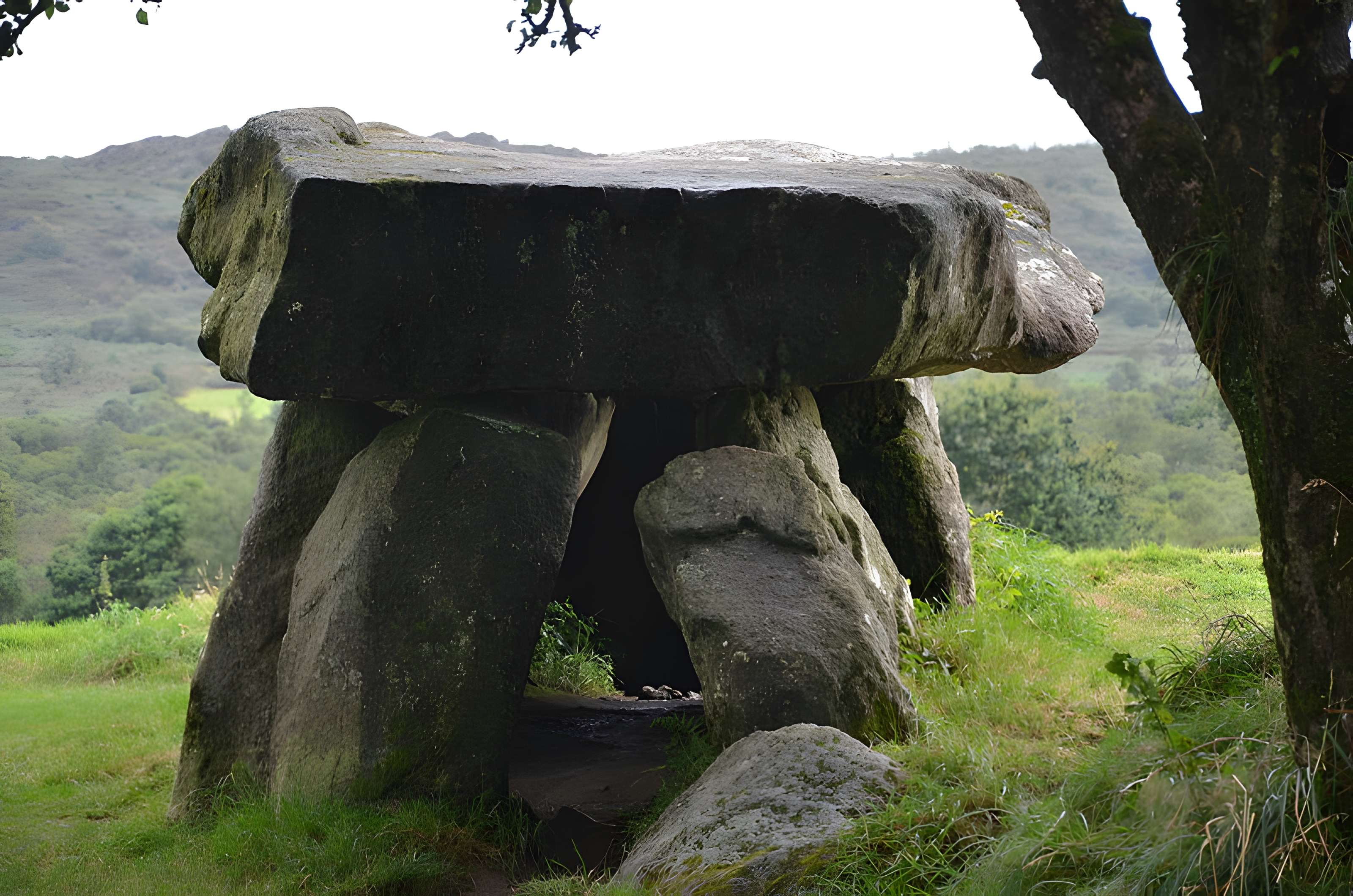Allée couverte du Mougau-Bihan à Commana