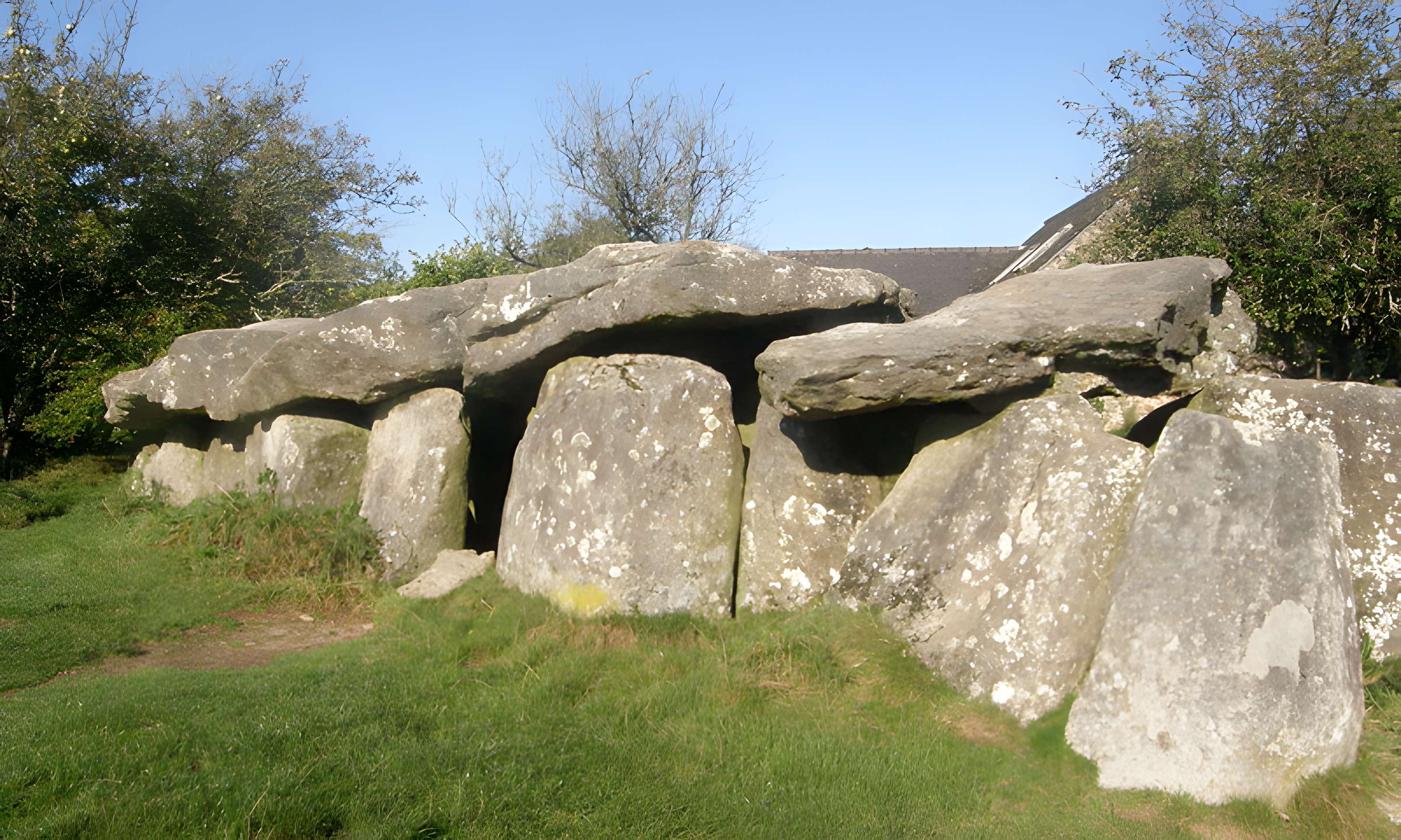 Allée couverte du Mougau-Bihan à Commana