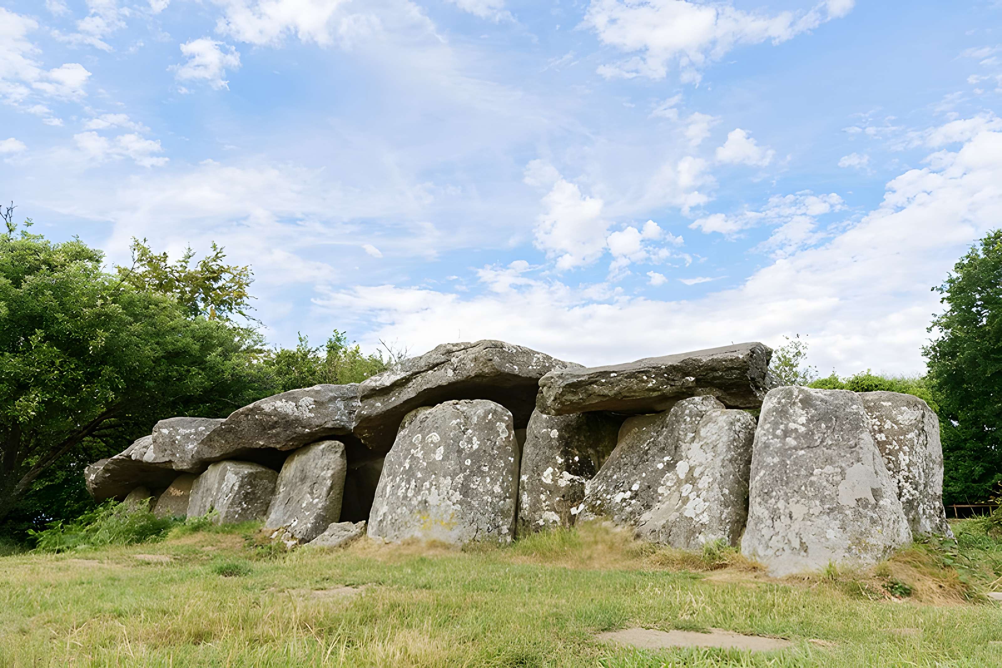 Allée couverte du Mougau-Bihan à Commana