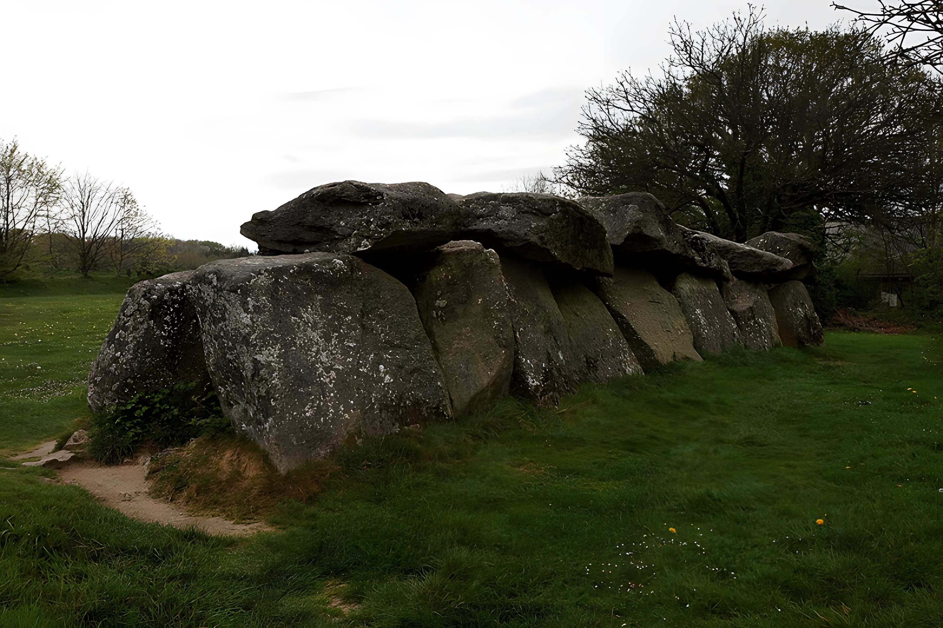 Allée couverte du Mougau-Bihan à Commana