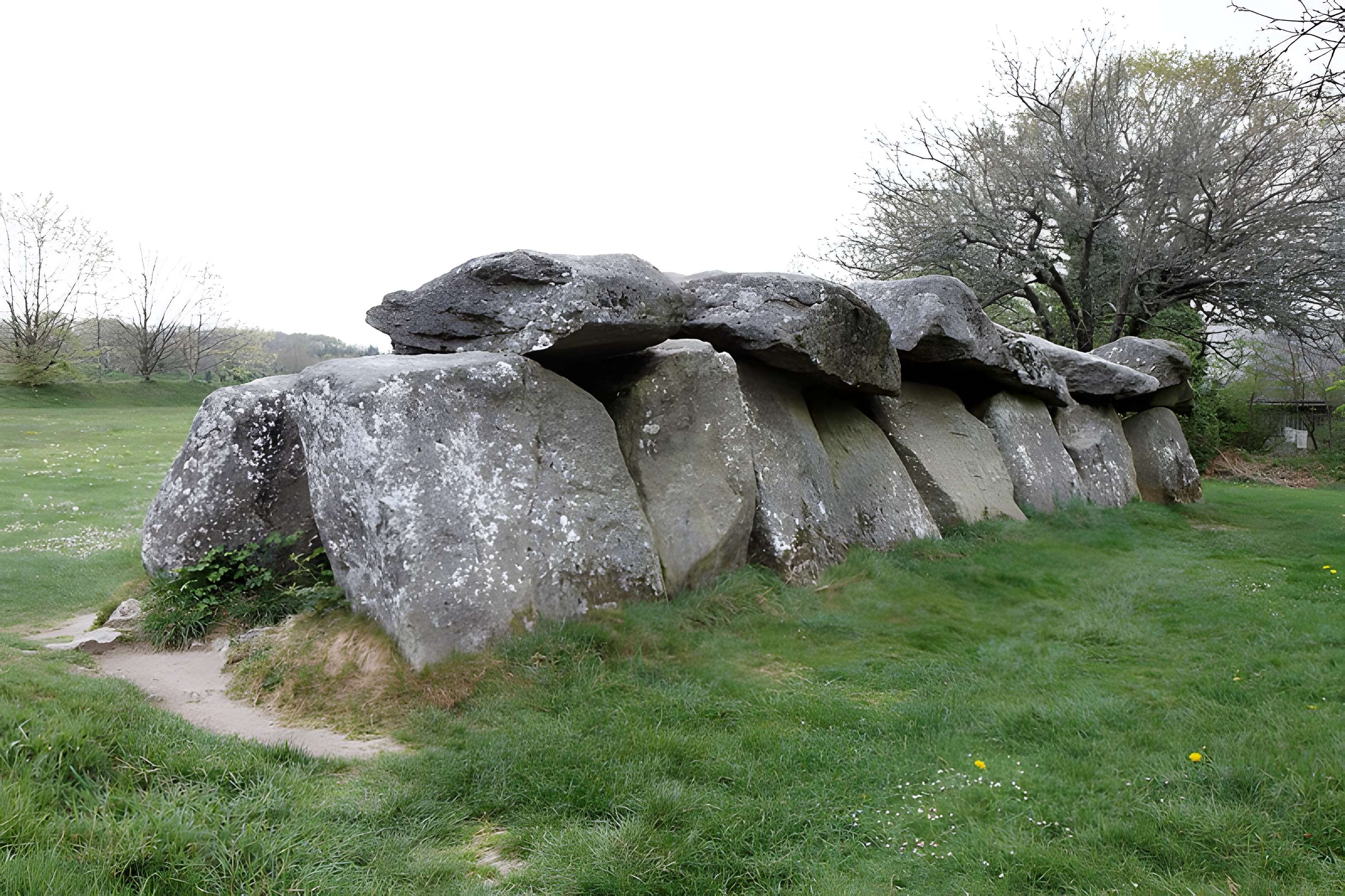 Allée couverte du Mougau-Bihan à Commana