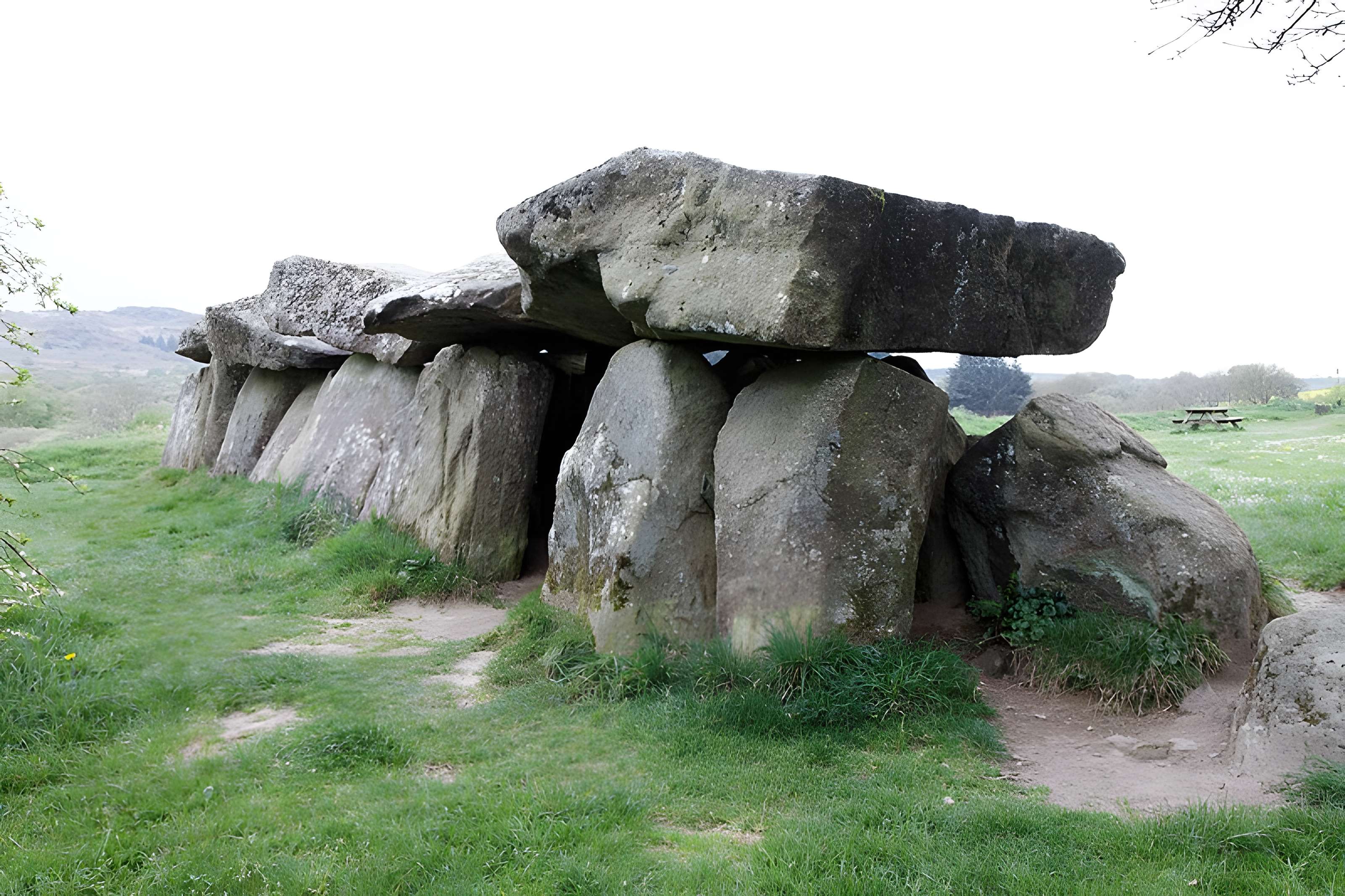 Allée couverte du Mougau-Bihan à Commana