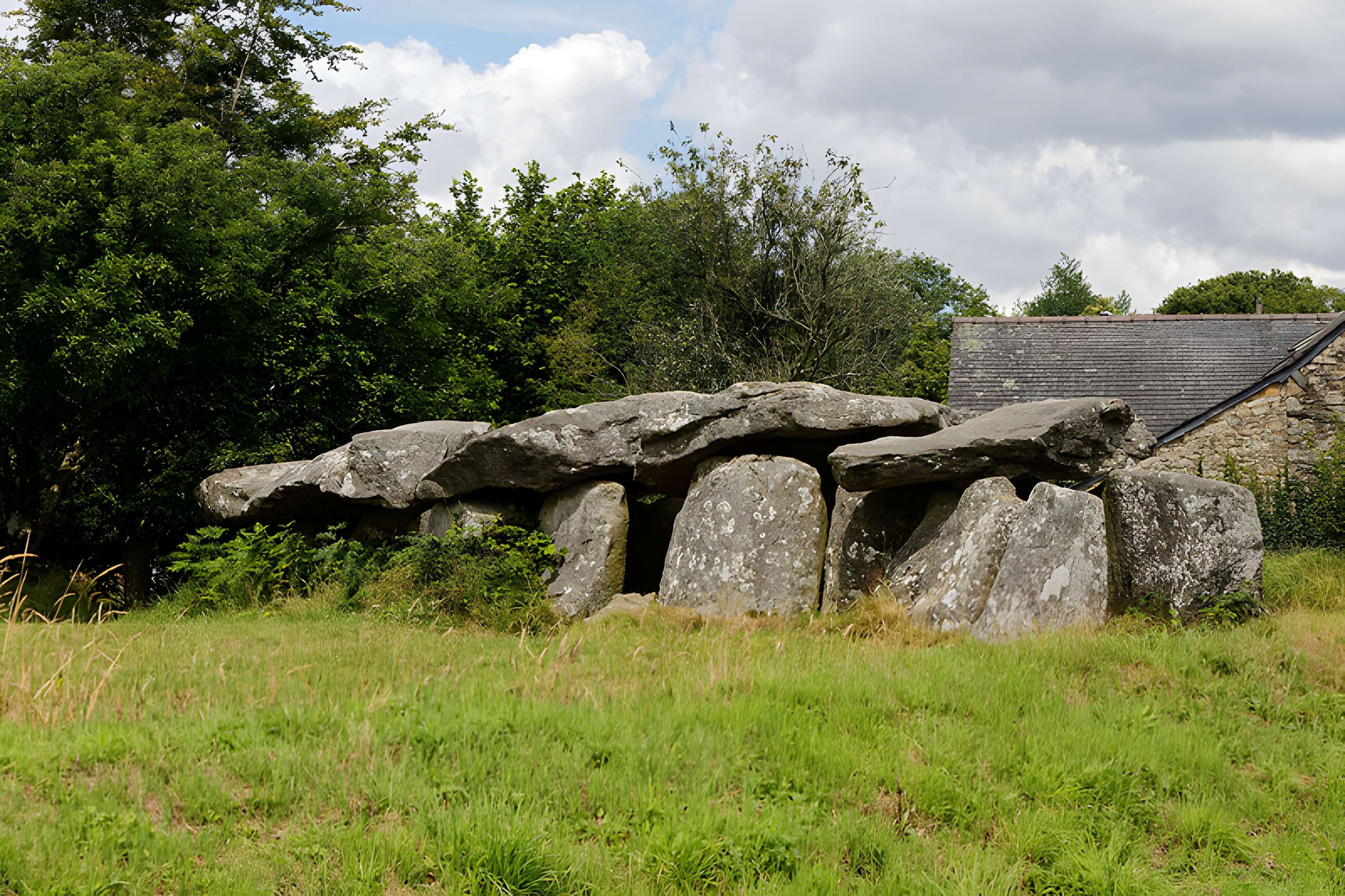 Allée couverte du Mougau-Bihan à Commana