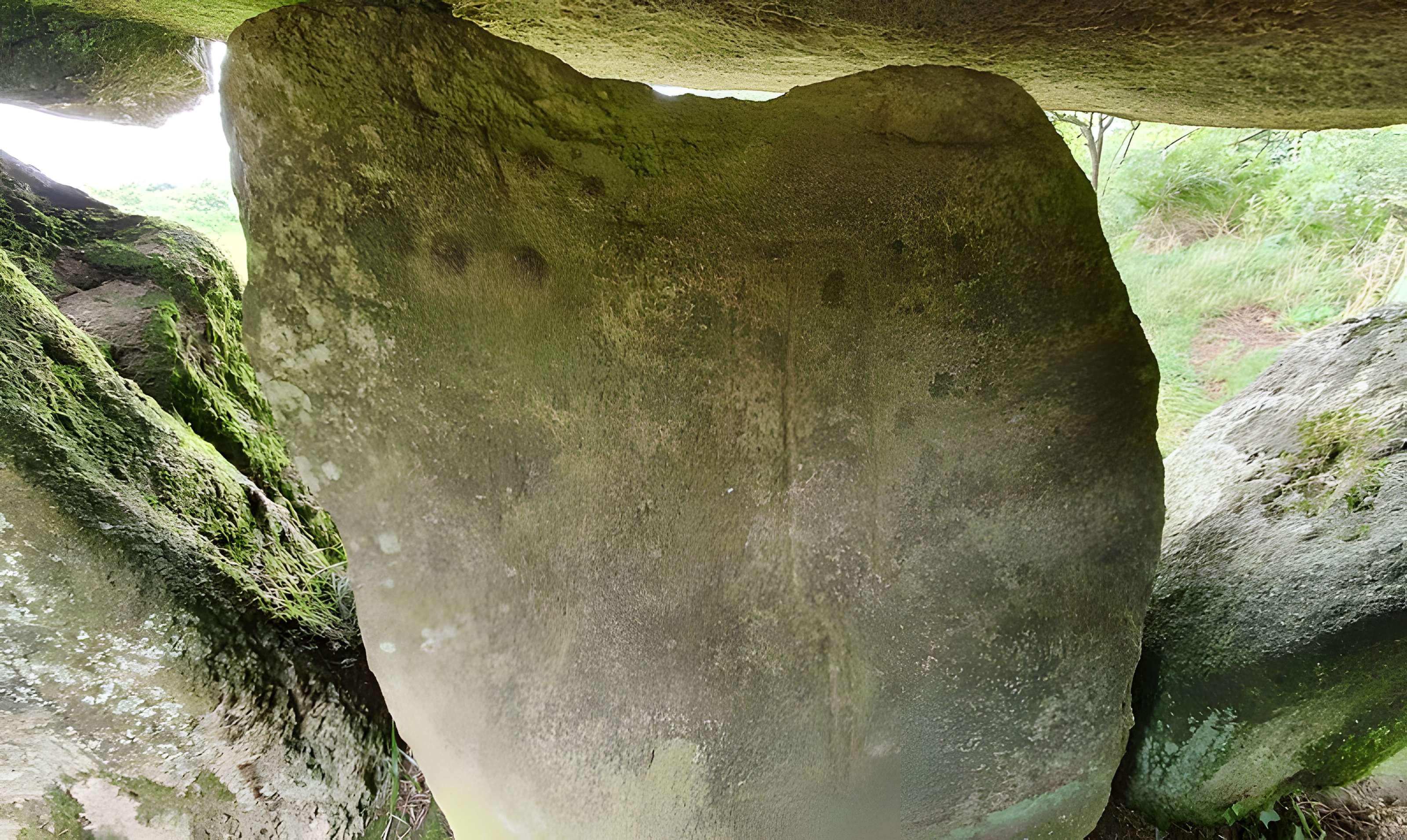 Allée couverte du Mougau-Bihan à Commana