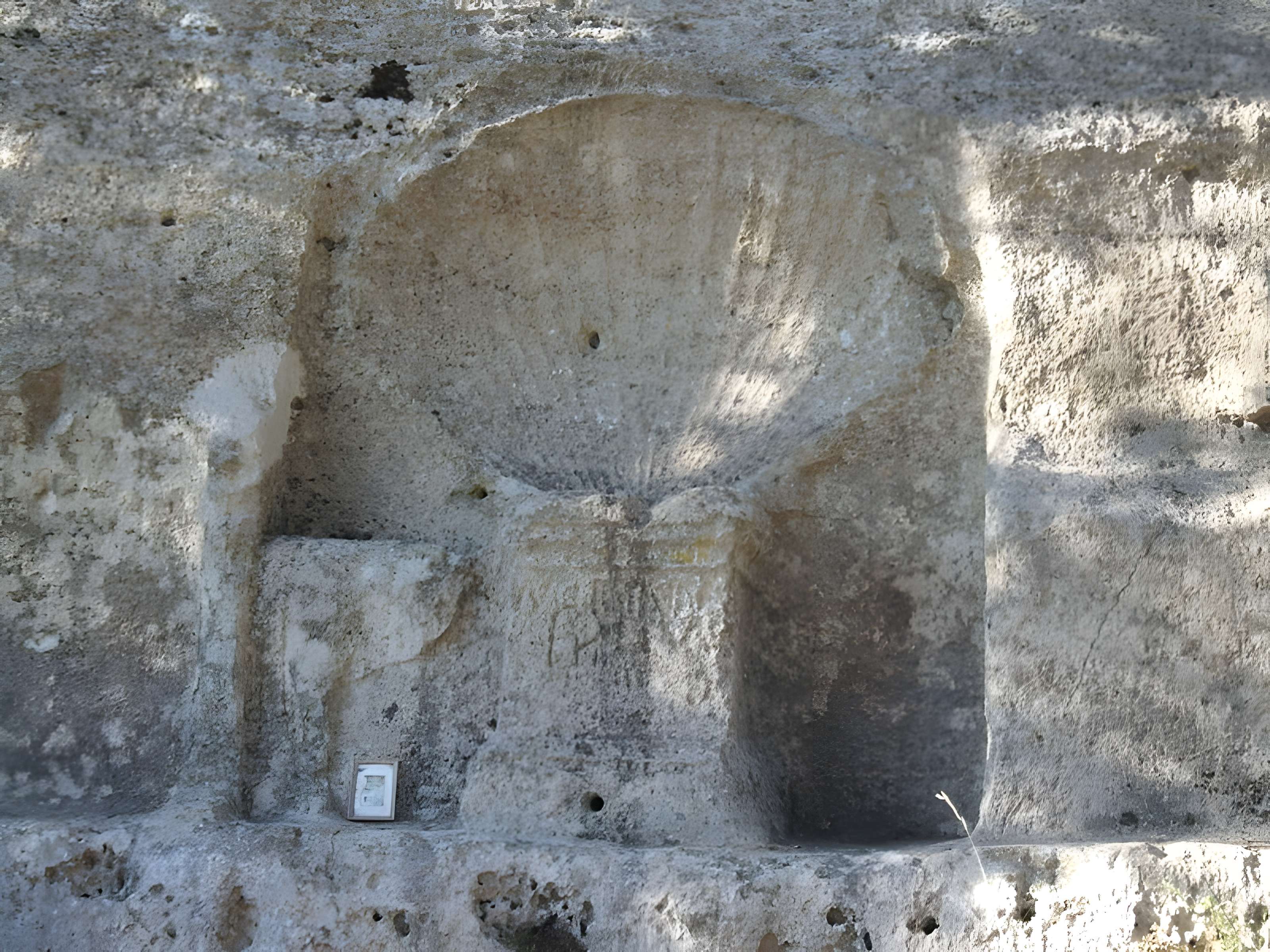 Autel de la Coquille à Fontvieille 