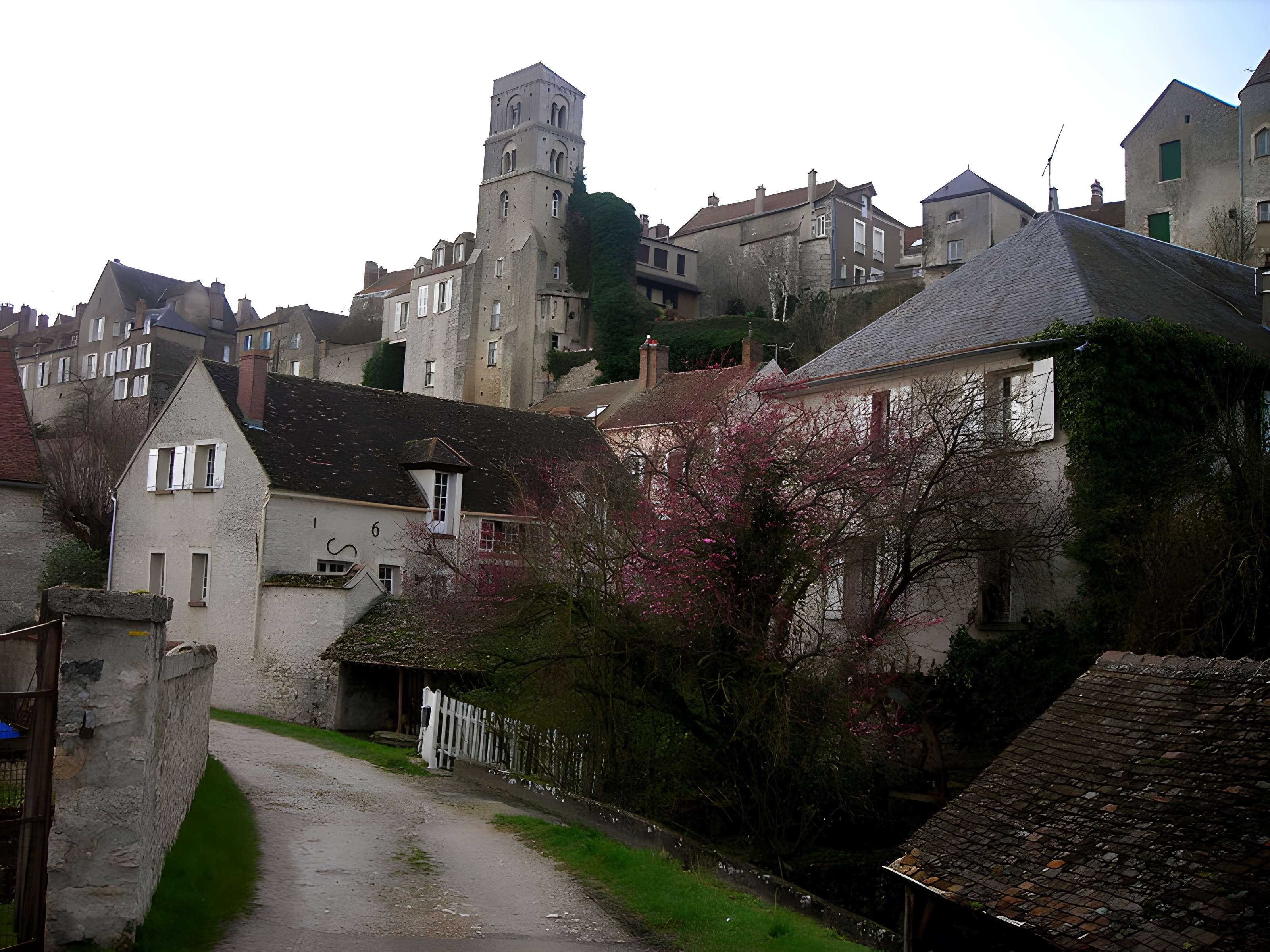 Basilique Saint-Thugal de Château-Landon
