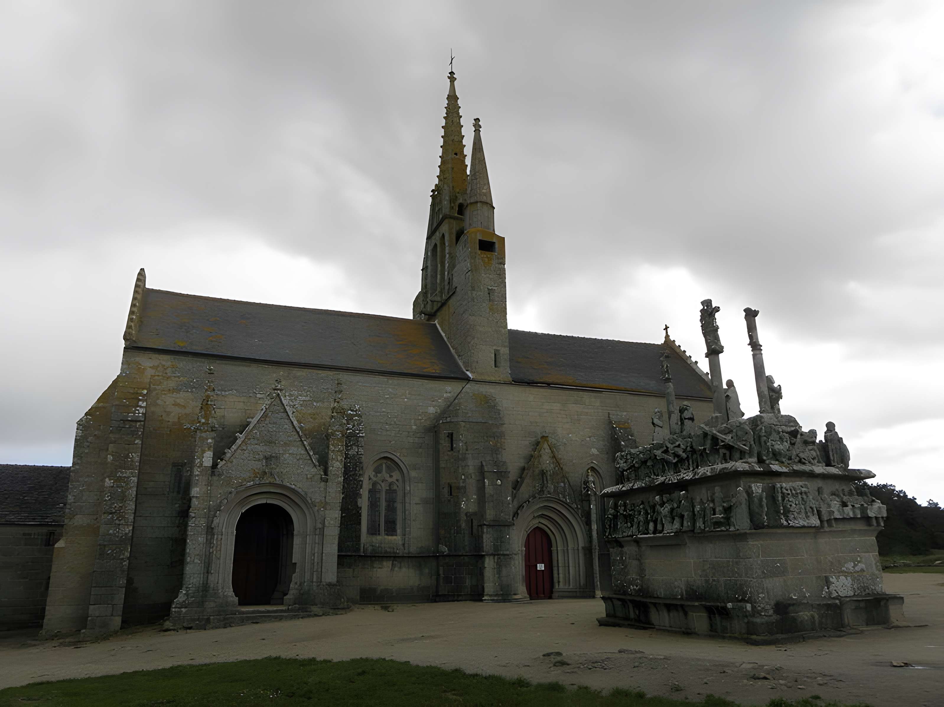 Calvaire et chapelle de Tronoën