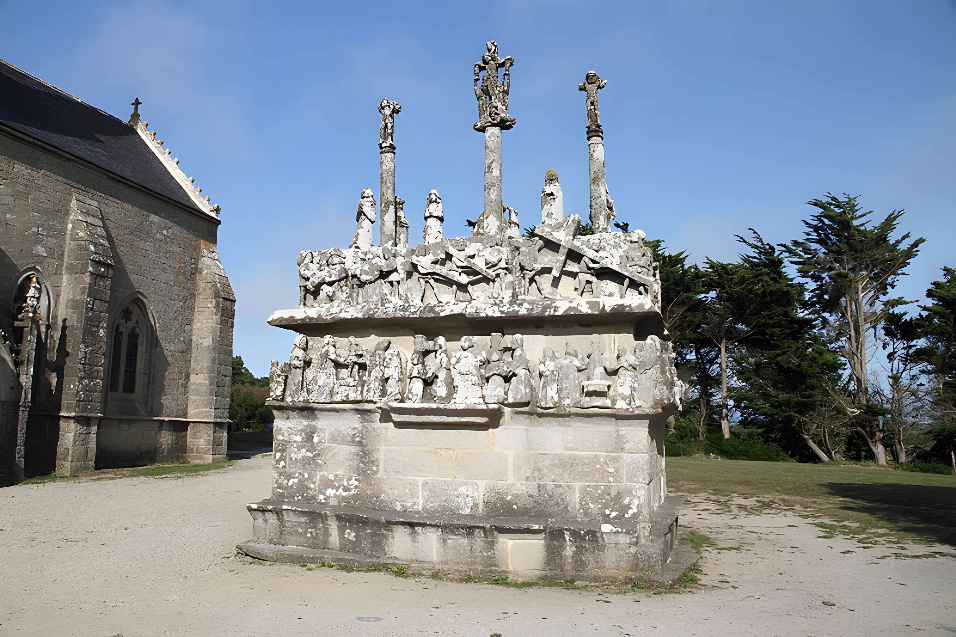 Calvaire et chapelle de Tronoën