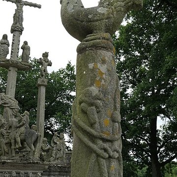Calvaire et ossuaire du cimetière de Guéhenno