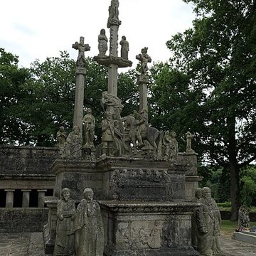 Calvaire et ossuaire du cimetière de Guéhenno
