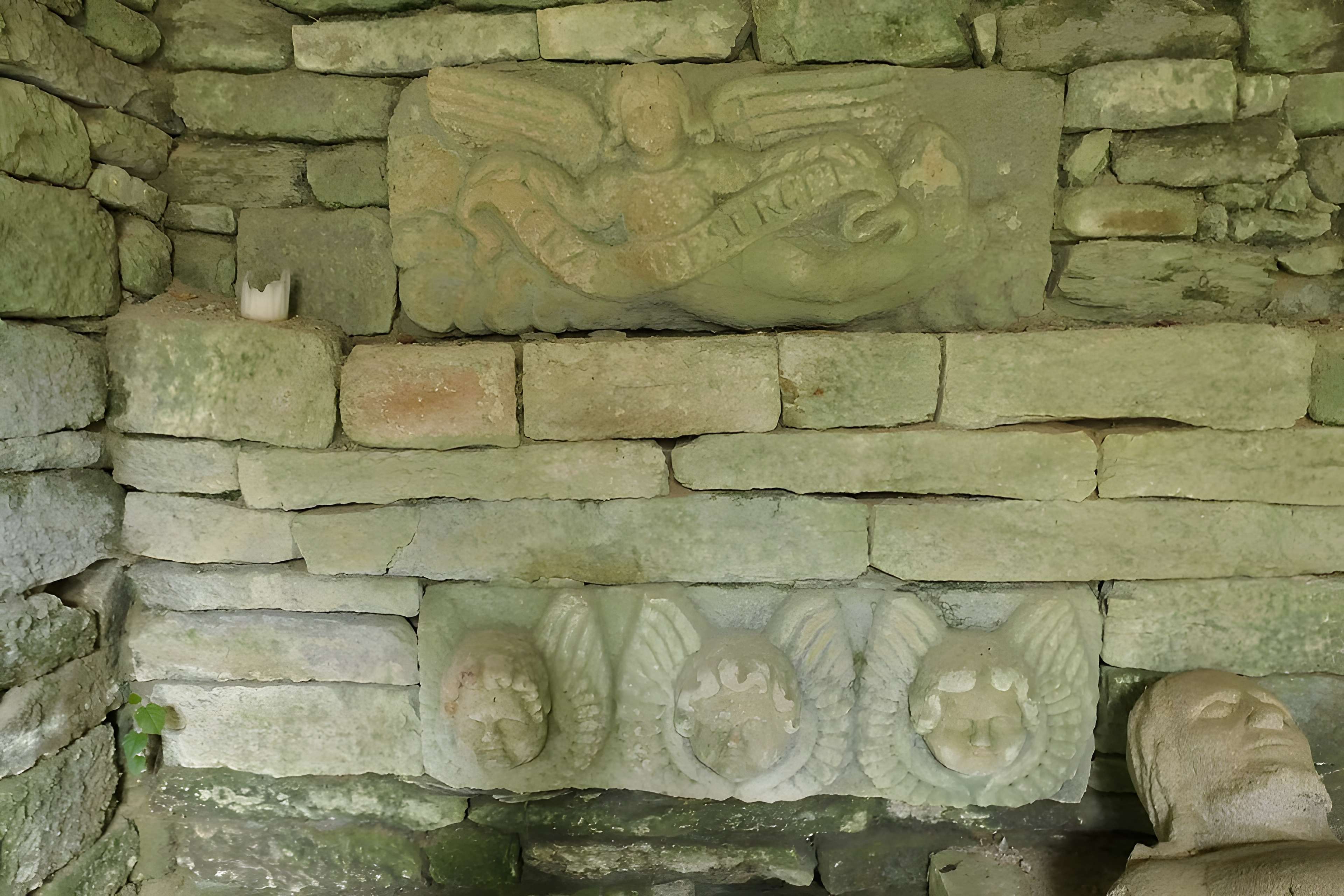 Calvaire et ossuaire du cimetière de Guéhenno