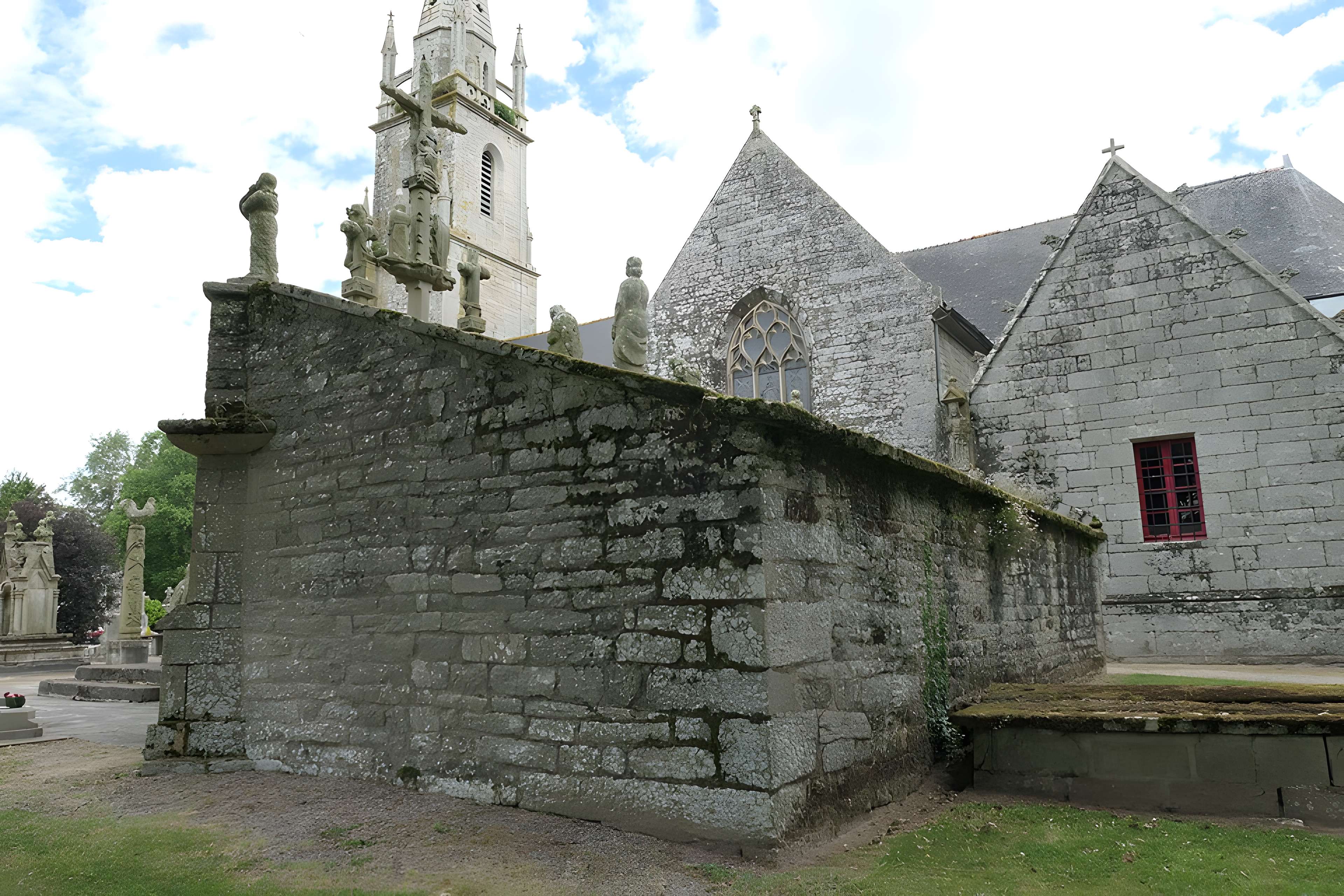 Calvaire et ossuaire du cimetière de Guéhenno