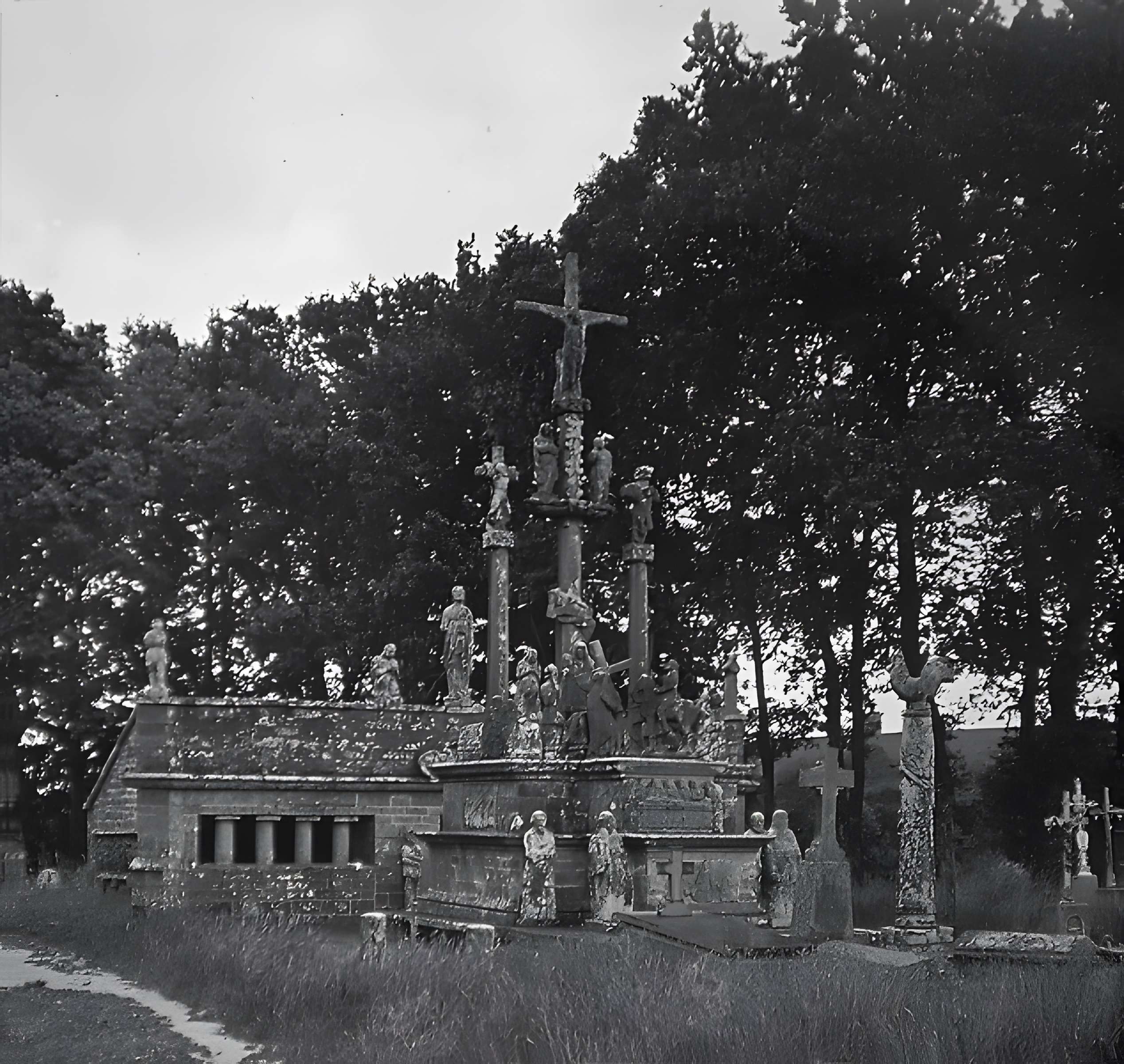 Calvaire et ossuaire du cimetière de Guéhenno