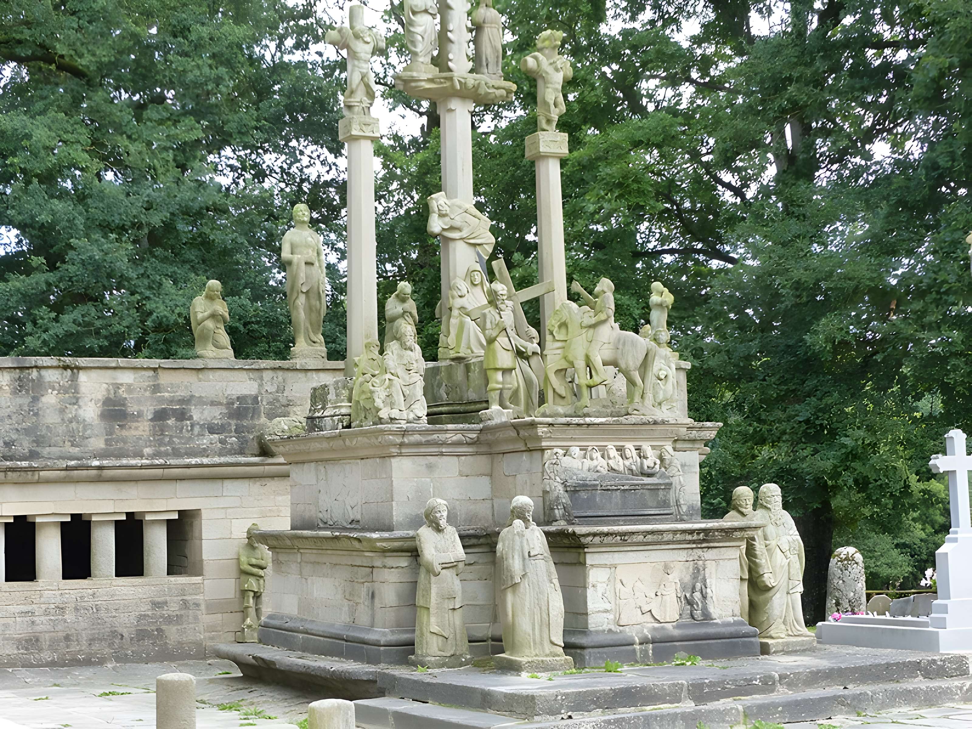 Calvaire et ossuaire du cimetière de Guéhenno