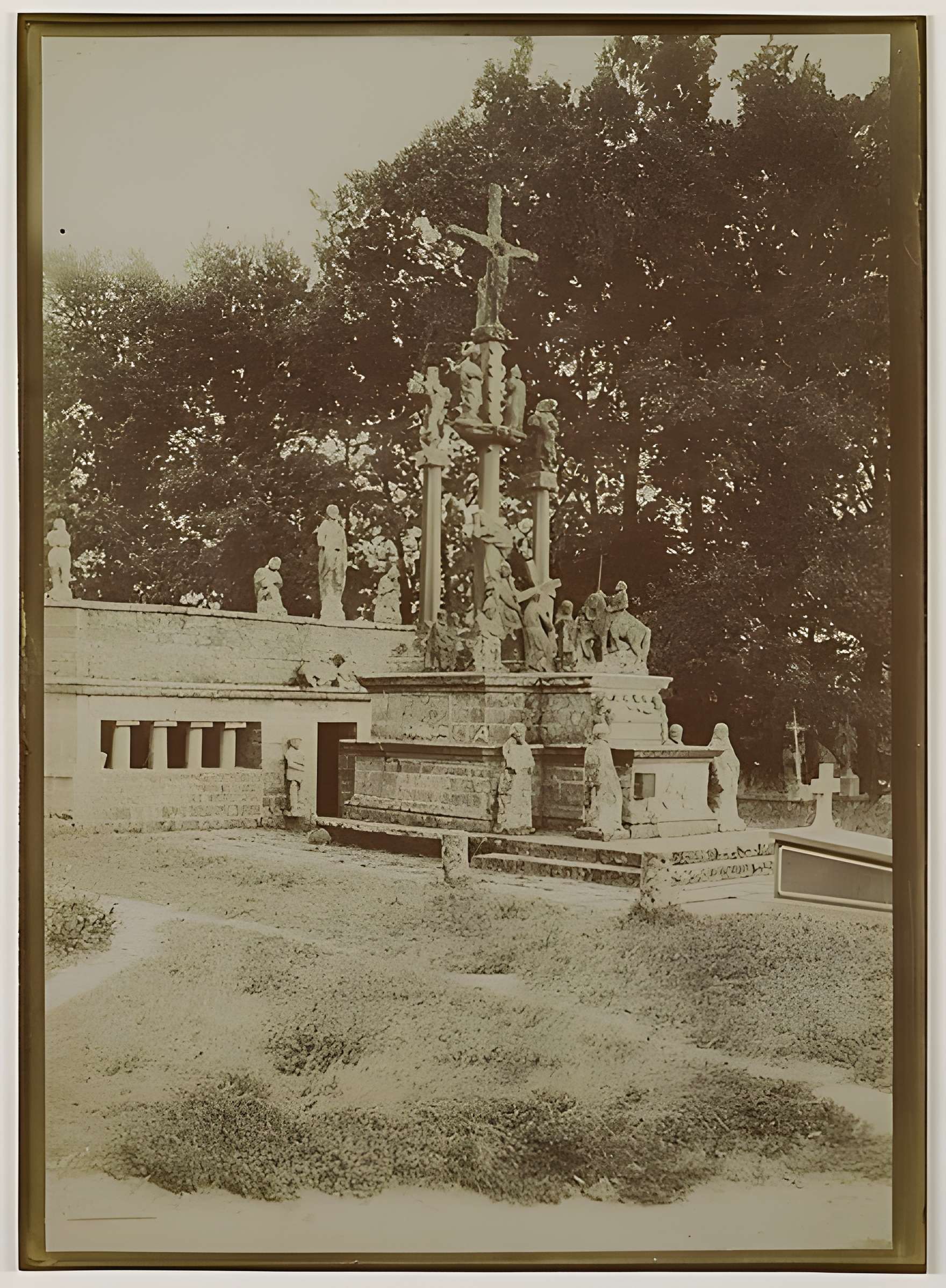 Calvaire et ossuaire du cimetière de Guéhenno