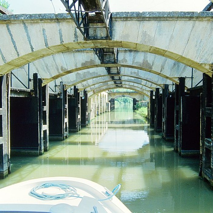 Photo de Canal du Midi : Barrage-écluse de Vias