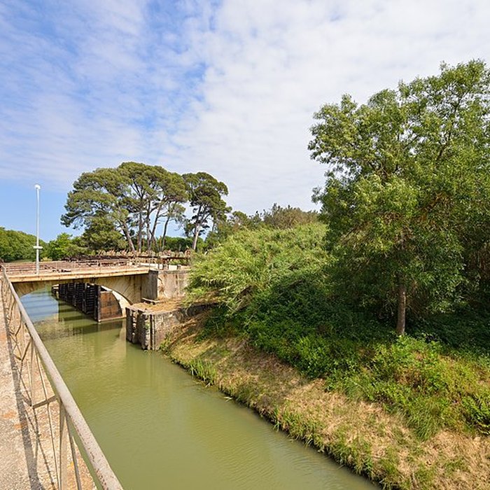 Photo de Canal du Midi : Barrage-écluse de Vias
