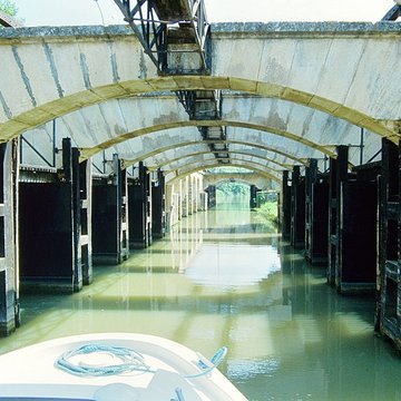 Canal du Midi : Barrage-écluse de Vias