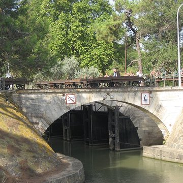 Canal du Midi : Barrage-écluse de Vias