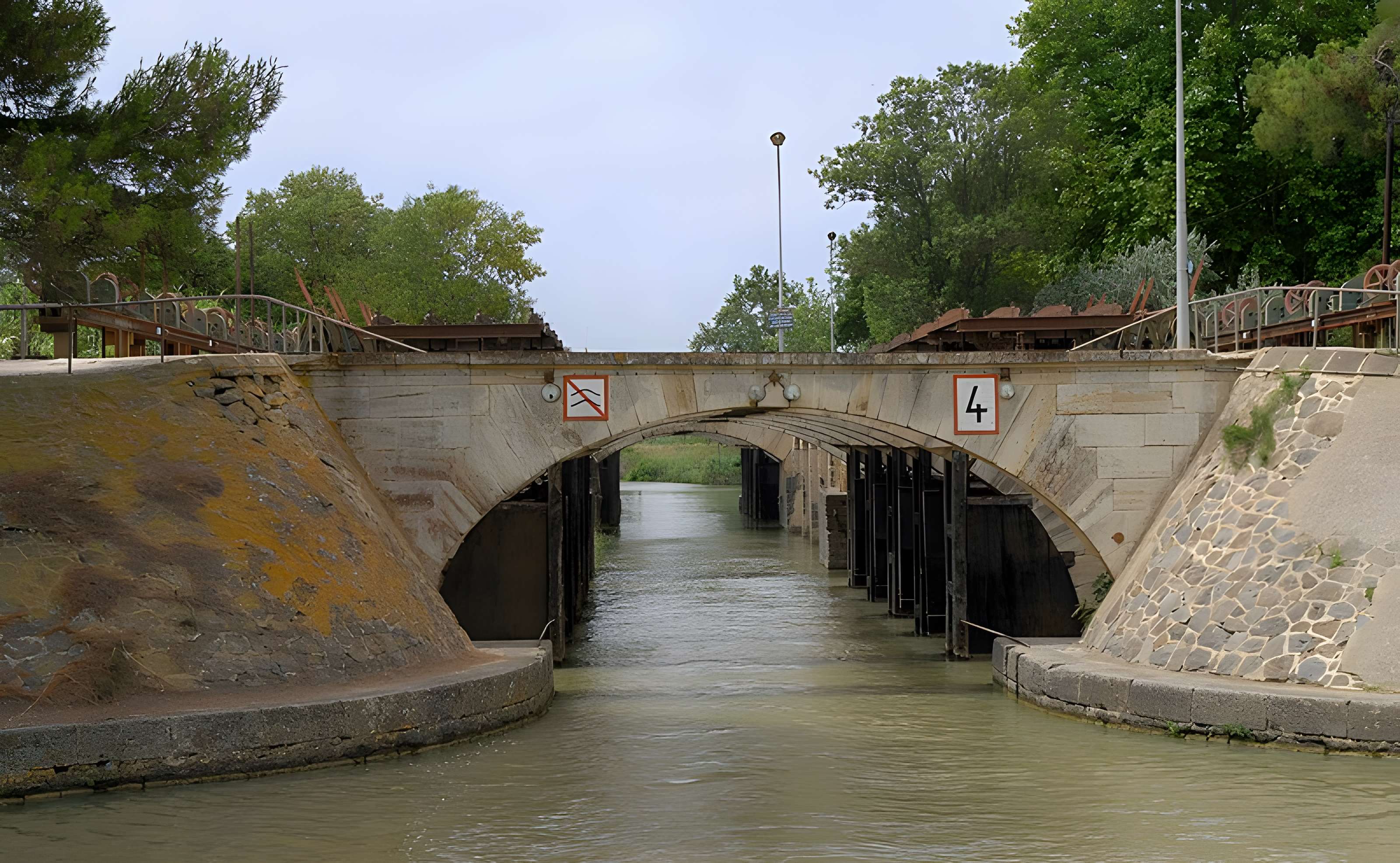 Canal du Midi : Barrage-écluse de Vias