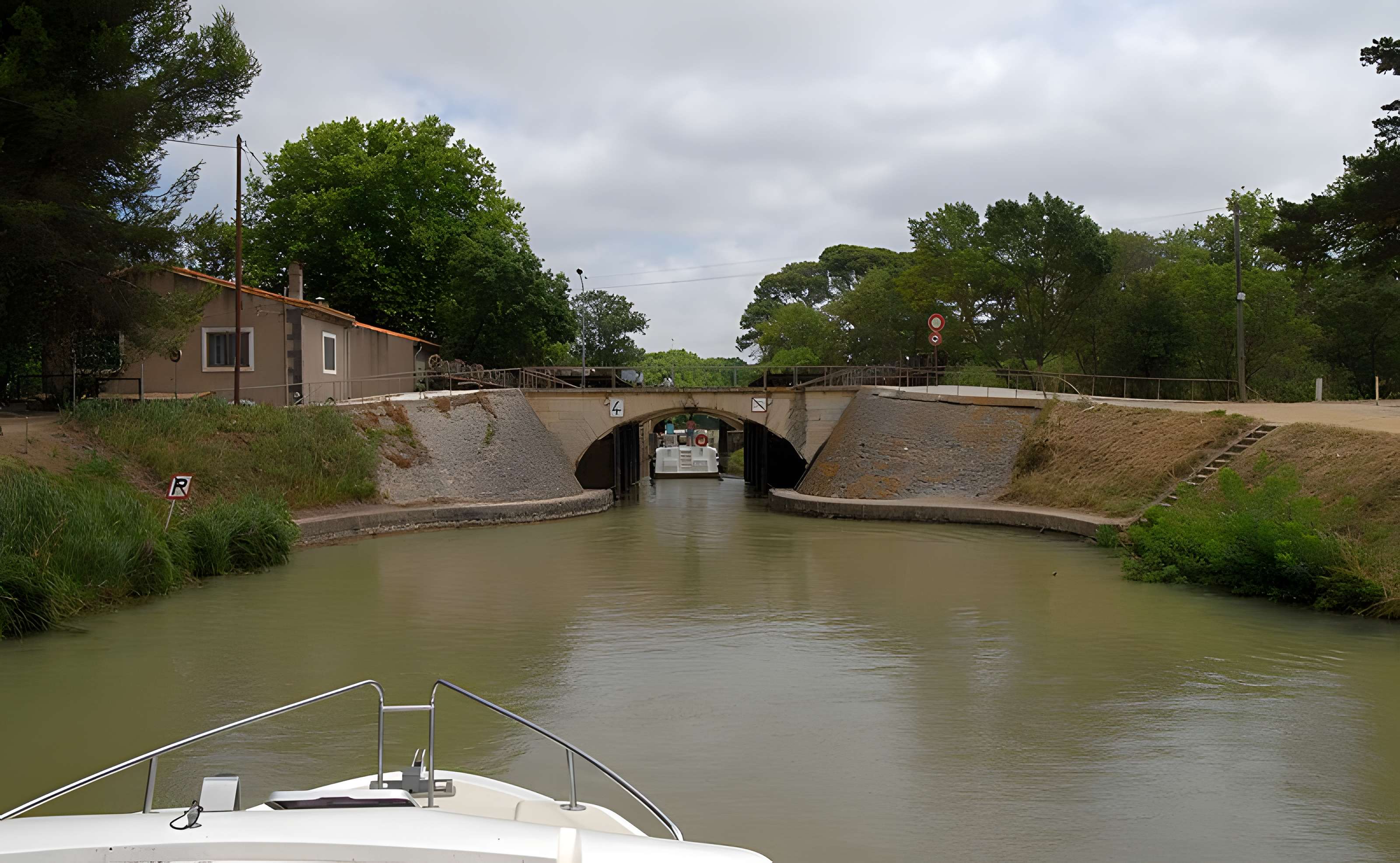 Canal du Midi : Barrage-écluse de Vias