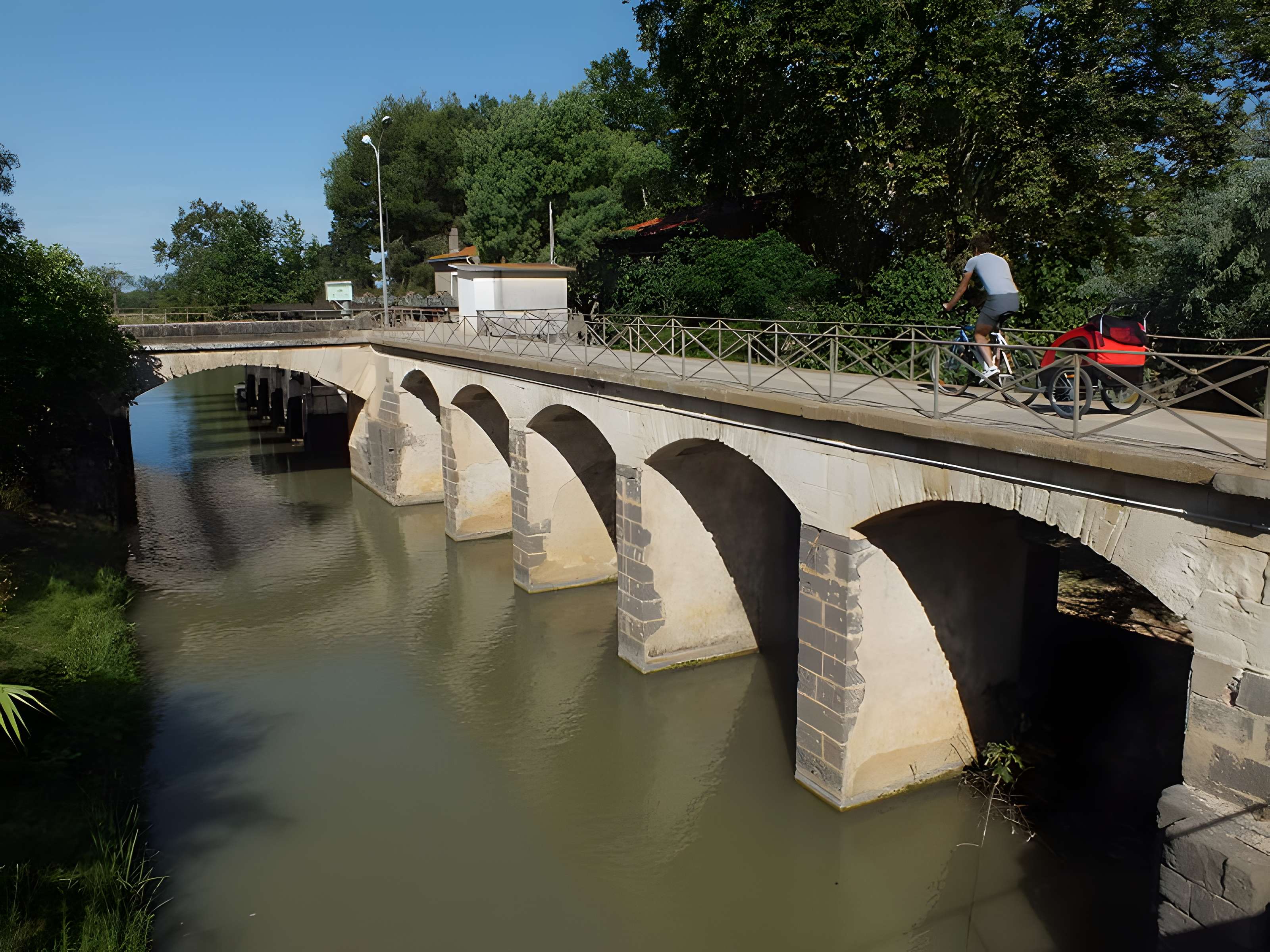 Canal du Midi : Barrage-écluse de Vias