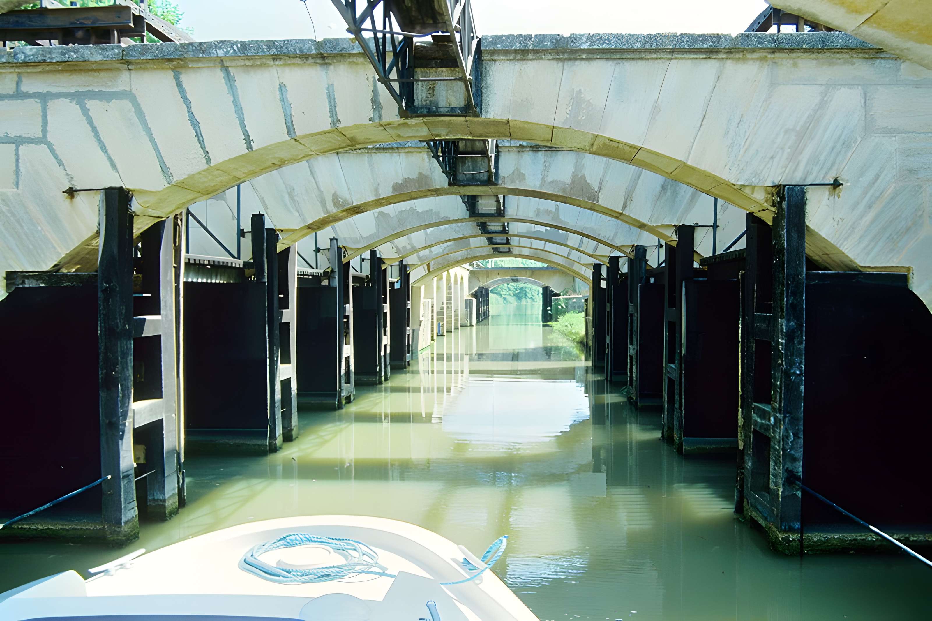 Canal du Midi : Barrage-écluse de Vias