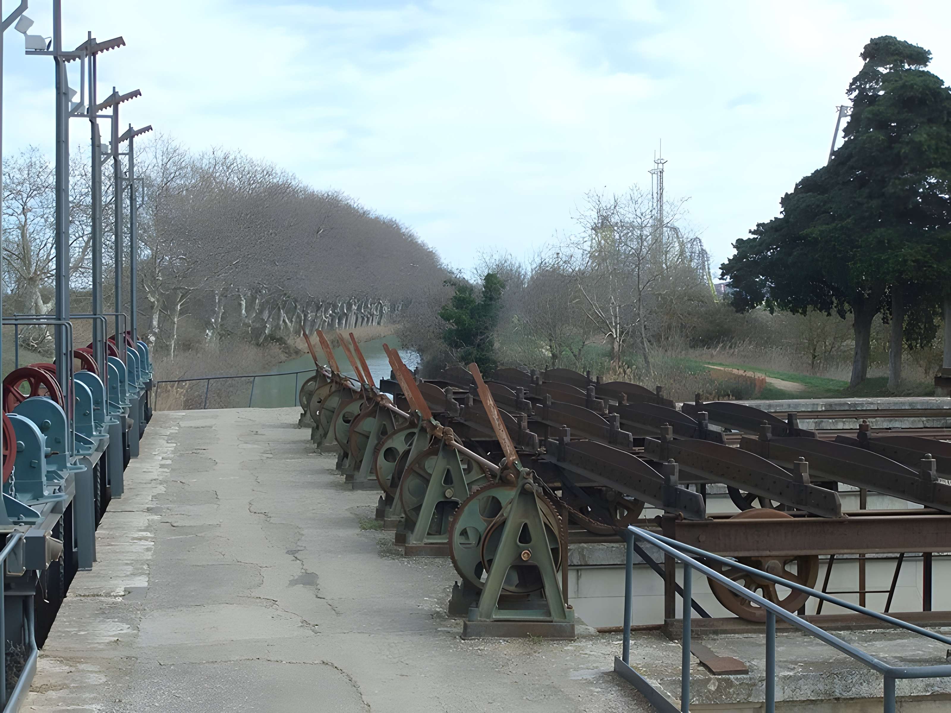 Canal du Midi : Barrage-écluse de Vias
