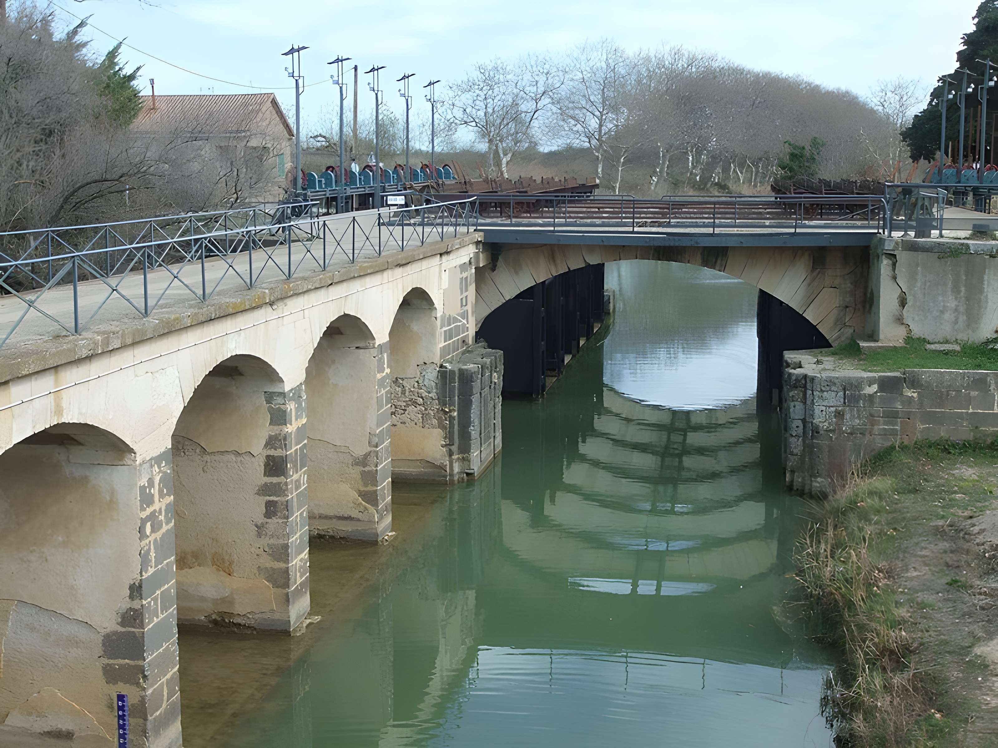 Canal du Midi : Barrage-écluse de Vias