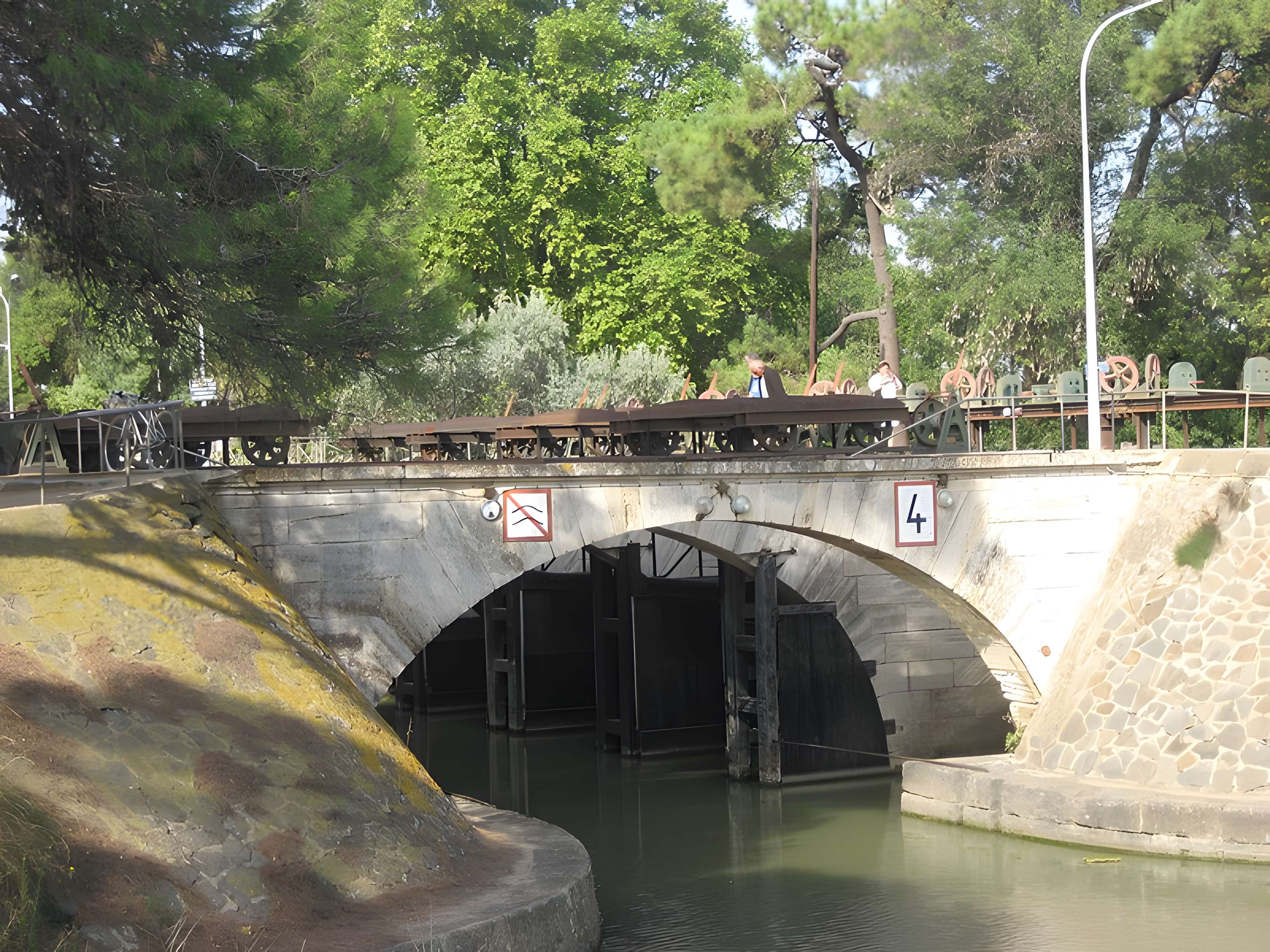 Canal du Midi : Barrage-écluse de Vias