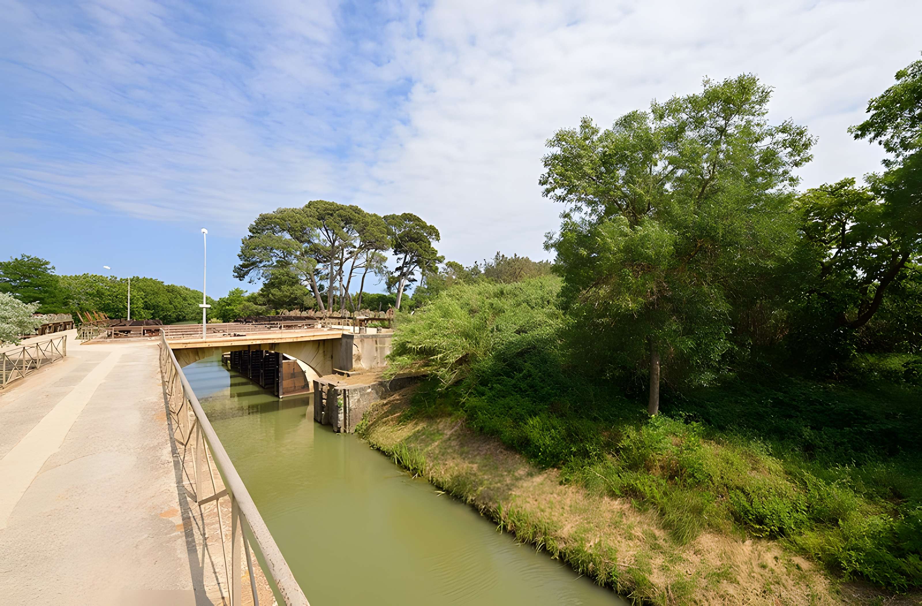 Canal du Midi : Barrage-écluse de Vias