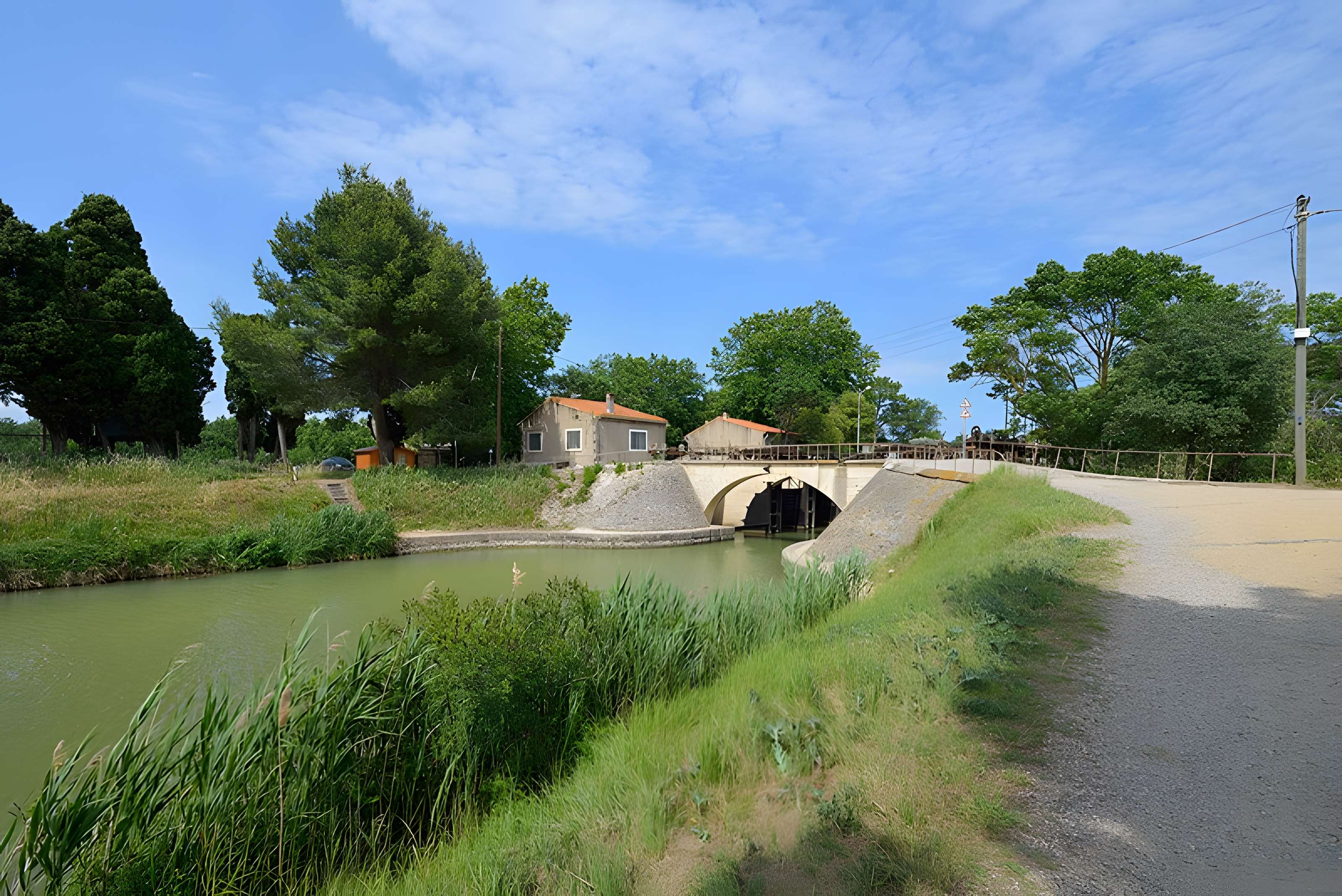 Canal du Midi : Barrage-écluse de Vias